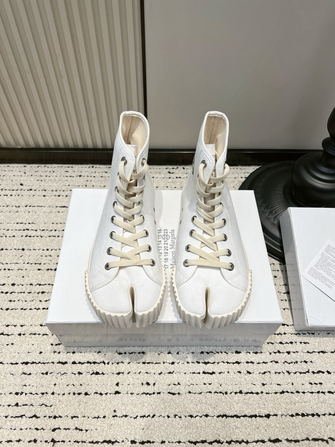 NO:899676,Maison Margiela Maison Margiela split-toe high-top canvas shoes tabi ninja shoes are the life of fashionistas!  Margiela split-toe high-top shoes are so unique. Who can resist a pair of tabi split-toe shoes with a retro and broken feel?  The classic distressed texture is full of texture. The iconic horseshoe split-toe shoe shape is immediately recognizable and will not conflict when you go out. Off-white thick hemp rope shoelaces, black and white contrasting colors are retro and street-level. The high-top version modifies the ankle and is very stylish when paired with overalls, wide-leg pants, and skirts. The canvas fabric is soft and does not wear on the feet. It is suitable for daily outings, store visits, and photo shoots. The same style for men and women, and couples can directly match the niche avant-garde outfits.  ■size35-44 (45.46 is custom-made and non-returnable), casual shoes/sports shoes, masion margiela, sneakers, skirts19860909Maison Margiela 马吉拉 分趾高帮帆布鞋tabi忍者鞋 潮人本命！马吉拉分趾高帮鞋太有个性 谁能拒绝一双自带复古破碎感的tabi分趾鞋！ 经典做旧肌理感拉满 标志性马蹄分趾鞋型,辨识度直接拉满,出门不撞款 米白粗麻绳鞋带,黑白撞色复古又街头 高帮版型修饰脚踝,搭配工装裤、阔腿裤、半身裙都超有腔调 帆布面料柔软不磨脚,日常出街、探店、穿搭拍照巨出片 男女同款,情侣搭配直接拿捏小众先锋穿搭 ■size35-44（45.46定做不退换）,休闲鞋/运动鞋,masion margiela,sneakers,skirts,Women's Shoes