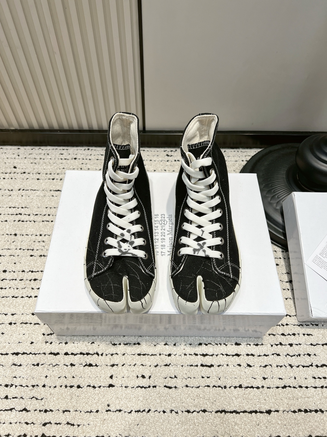 NO:899684,Maison Margiela split-toe high-top canvas shoes with old graffiti tabi ninja shoes are the life of a trendy person!  Margiela graffiti split-toe high-top shoes are so unique. Who can resist a pair of tabi split-toe shoes with a retro and broken feel?  The classic distressed texture is full of texture. The iconic horseshoe split-toe shoe shape is immediately recognizable and will not conflict when you go out. Off-white thick hemp rope shoelaces, black and white contrasting colors are retro and street-level. The high-top version modifies the ankle and is very stylish when paired with overalls, wide-leg pants, and skirts. The canvas fabric is soft and does not wear on the feet. It is suitable for daily outings, store visits, and photo shoots. The same style for men and women, and couples can directly match the niche avant-garde outfits.  ■size35-44 (45.46 is custom-made and non-returnable), casual shoes/sports shoes, masion margiela, sneakers, skirts19860909Maison Margiela 马吉拉 分趾高帮帆布鞋做旧涂鸦tabi忍者鞋 潮人本命！马吉拉涂鸦分趾高帮鞋太有个性 谁能拒绝一双自带复古破碎感的tabi分趾鞋！ 经典做旧肌理感拉满 标志性马蹄分趾鞋型,辨识度直接拉满,出门不撞款 米白粗麻绳鞋带,黑白撞色复古又街头 高帮版型修饰脚踝,搭配工装裤、阔腿裤、半身裙都超有腔调 帆布面料柔软不磨脚,日常出街、探店、穿搭拍照巨出片 男女同款,情侣搭配直接拿捏小众先锋穿搭 ■size35-44（45.46定做不退换）,休闲鞋/运动鞋,masion margiela,sneakers,skirts,Women's Shoes