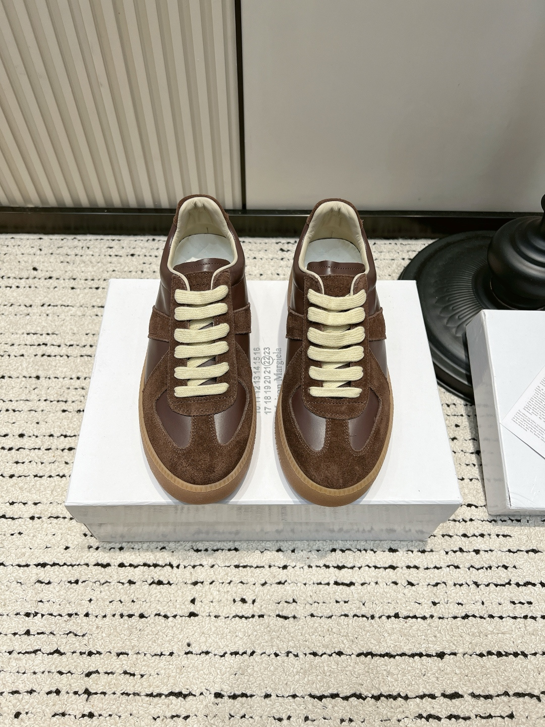 NO:899691,Maison Margiela Maison Margiela genuine leather retro thick-soled casual Forrest Gump shoes for women. Timeless retro moral training, the color is too stylish. Smooth cowhide stitched with suede, layered texture online. Raw rubber non-slip thick sole, stable when walking and slightly increasing the height. The old rice laces weaken dullness and neutralize the heavyness of dark colors. One pair can be used for commuting, going out, and dating. The version modifies the foot shape, and the narrow and long toe makes the feet slimmer.  Low-key luxury texture, equivalent to big brands in daily life without pressure. Pair it with windbreaker and leather jacket in autumn and winter, and the atmosphere is directly like a god ■Cow leather nubuck leather upper ■Sheepskin lining ■Rubber outsole ■size 35-40, casual shoes/sports shoes, masion margiela, sneakers, leather jacket, cowhide, sheepskin, chamois leather19860909Maison Margiela 马吉拉德训鞋真皮复古厚底休闲阿甘鞋女 永不过时的复古德训,颜色太有腔调 光面牛皮拼接反绒麂皮,层次质感在线 生胶防滑厚底,走路稳还能轻微增高 做旧米鞋带弱化沉闷,中和深色的厚重 通勤、出街、约会一双全部搞定 版型修饰脚型,窄长鞋头显脚瘦 低调轻奢质感,平替大牌日常无压力 秋冬搭配风衣皮衣氛围感直接封神 ■鞋面牛皮磨砂皮 ■内里羊皮 ■大底橡胶大底 ■size35-40,休闲鞋/运动鞋,masion margiela,sneakers,leather jacket,cowhide,sheepskin,chamois leather,Women's Shoes
