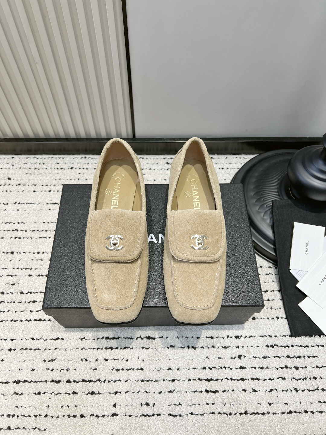 NO:899590,Chanel Chanel flip double C lock loafers women's square-toed flat-soled commuter shoes retro low heels #Chanelloafers annual commuter shoe ceiling Who can refuse this pair of schoolbag buckle suede loafers!  The classic flip cover + rotatable double C lock, which is the same hardware as the CF bag, is full of details. The texture is high-end but not exaggerated, the small square toe modifies the foot shape, and the flat bottom is not tiring when walking all day long. The style is neat and simple, and it is not picky to wear. Pair it with a suit = a capable sister in the workplace. Pair it with a pleated skirt = a gentle Korean school girl. Jeans + coat directly capture the autumn and winter atmosphere. Low-key and elegant, no redundant rhombus, minimalist retro style, suitable for daily commuting and dating.  Black suede is stain-resistant and versatile. It can be welded on the feet all year round except in the middle of summer. It is a basic model that is durable and durable. ■Suede upper ■Sheepskin lining ■Genuine leather outsole ■size35-39 (40.41 custom-made and non-returnable), loafers, chanel, chanel, loafers, skirts, jeans, business suit, sheepskin, chamois leather, Leather soles19860909Chanel香奈儿翻盖双C锁扣乐福鞋女方头平底通勤单鞋复古低跟 #香奈儿乐福鞋 年度通勤鞋天花板 谁能拒绝这双书包扣麂皮乐福！ 经典翻盖+可旋转双C锁扣,和CF包包五金同源,细节直接拉满 质感高级不浮夸,小方头修饰脚型,平底走路暴走一天都不累 版型利落简约,不挑穿搭 配西装套装＝职场干练姐姐 搭百褶半裙＝温柔韩系学妹 牛仔裤+大衣秋冬氛围感直接拿捏 低调显贵,没有多余菱格,极简复古风,日常通勤、约会穿都合适 黑麂皮耐脏又百搭,一年四季除盛夏都能焊在脚上,耐看耐穿的万年基础款 ■鞋面麂皮 ■内里羊皮 ■大底真皮大底 ■size35-39（40.41定做不退换）,乐福鞋,chanel,chanel,loafers,skirts,jeans,business suit,sheepskin,chamois leather,Leather soles,Women's Shoes