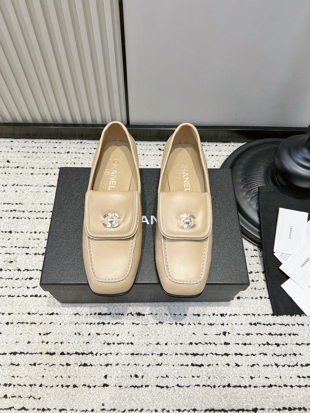 NO:899596,Chanel Chanel flip double C lock loafers women's square-toed flat-soled commuter shoes retro low heels #Chanelloafers annual commuter shoe ceiling Who can refuse this pair of schoolbag buckle suede loafers!  The classic flip cover + rotatable double C lock, which is the same hardware as the CF bag, is full of details. The texture is high-end but not exaggerated, the small square toe modifies the foot shape, and the flat bottom is not tiring when walking all day long. The style is neat and simple, and it is not picky to wear. Pair it with a suit = a capable sister in the workplace. Pair it with a pleated skirt = a gentle Korean school girl. Jeans + coat directly capture the autumn and winter atmosphere. Low-key and elegant, no redundant rhombus, minimalist retro style, suitable for daily commuting and dating.  Black suede is stain-resistant and versatile. It can be welded on the feet all year round except in the middle of summer. It is a basic model that is durable and durable. ■Cow leather upper ■Sheepskin lining ■Genuine leather outsole ■size 35-39 (40.41 custom-made and non-returnable), loafers, chanel, chanel, loafers, skirts, jeans, business suit, cowhide, sheepskin, chamois leather, Leather soles19860909Chanel香奈儿翻盖双C锁扣乐福鞋女方头平底通勤单鞋复古低跟 #香奈儿乐福鞋 年度通勤鞋天花板 谁能拒绝这双书包扣麂皮乐福！ 经典翻盖+可旋转双C锁扣,和CF包包五金同源,细节直接拉满 质感高级不浮夸,小方头修饰脚型,平底走路暴走一天都不累 版型利落简约,不挑穿搭 配西装套装＝职场干练姐姐 搭百褶半裙＝温柔韩系学妹 牛仔裤+大衣秋冬氛围感直接拿捏 低调显贵,没有多余菱格,极简复古风,日常通勤、约会穿都合适 黑麂皮耐脏又百搭,一年四季除盛夏都能焊在脚上,耐看耐穿的万年基础款 ■鞋面牛皮 ■内里羊皮 ■大底真皮大底 ■size35-39（40.41定做不退换）,乐福鞋,chanel,chanel,loafers,skirts,jeans,business suit,cowhide,sheepskin,chamois leather,Leather soles,Women's Shoes