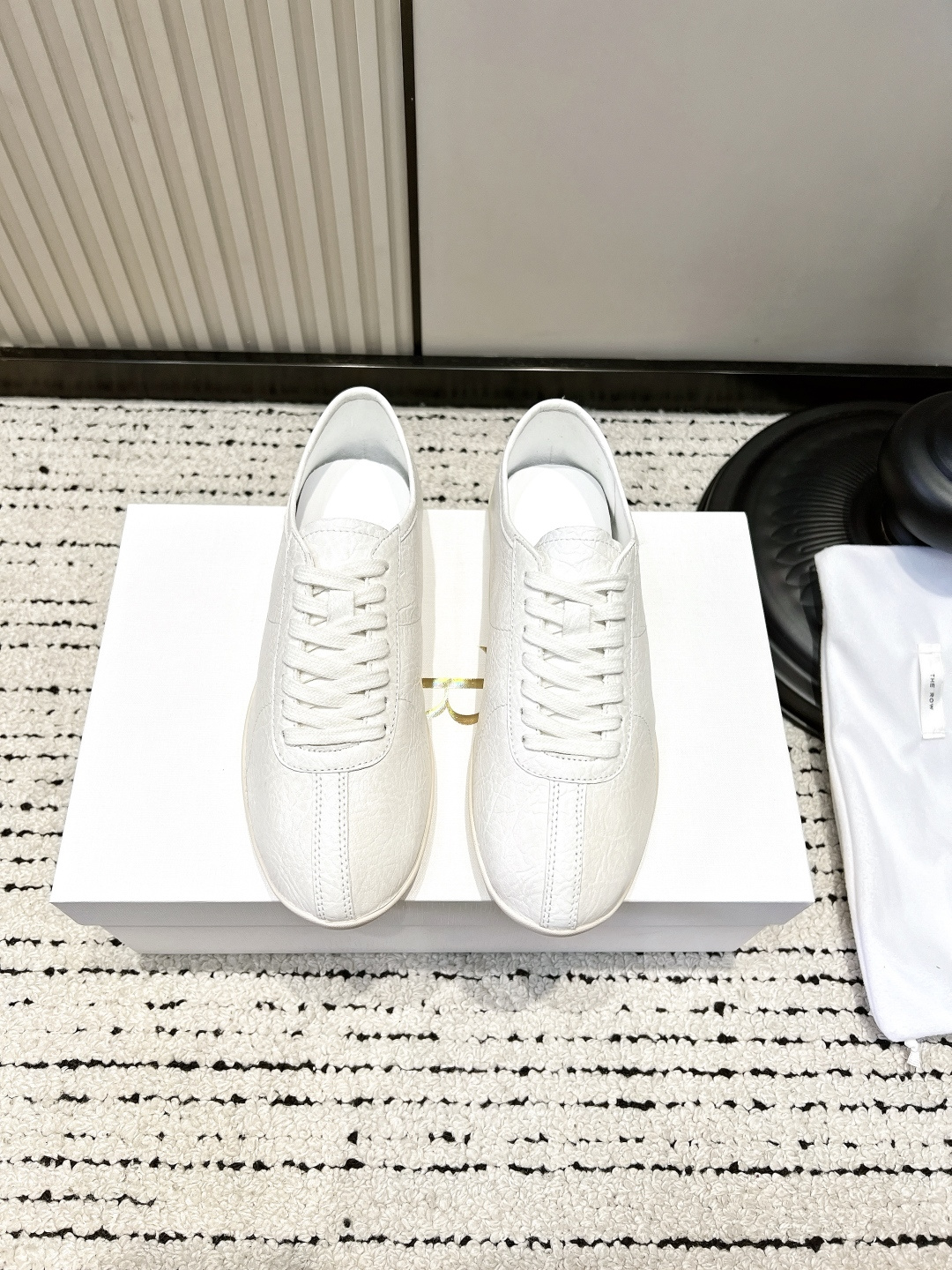 NO:899638,THE ROW Dean cracked cowhide moral training shoes for women, thin-soled lace-up casual sneakers that can be stepped on and worn as lazy flat shoes #TheRow Dean shoes | Intellectuals' relaxed-feeling native sports shoes. Really low-key old-money style shoes that don't reveal the logo. The texture can't be hidden at all!  It's high-end without being exaggerated, each pair has unique textures, and the atmosphere is straight forward. The iconic split stitching on the toe box + ultra-thin off-white rubber flat sole, the version is slim but not bulky, and the upper foot is large to show the slender feet; the heel can be worn in two ways, so you can directly step into a lazy drag during the eight-morning commute, which is casual and convenient. The interior is all lambskin, soft and not abrasive at all, so you can go shopping all day without stress. The matching ideas are versatile  Suitable for drapey suit pants/straight-leg jeans/wool skirts/autumn and winter coats. The low-saturated brown color is retro and elegant with windbreakers and woolen coats in autumn and winter, and is simple and clean with shirts in spring and summer. There are no unnecessary decorations, relying only on leather and tailoring. Basic shoes that will not go out of style for several years. ■Cracked calfskin upper ■Lambskin lining ■Rubber outsole  ■size35-39 (40 is custom-made and cannot be returned or exchanged), casual shoes/sports shoes, flats, sneakers, skirts, jeans, shirts, business suit, cowhide, sheepskin19860909THE ROW Dean爆裂纹牛皮德训鞋女薄底系带休闲板鞋可踩跟两穿懒人平底鞋 #TheRow Dean鞋｜知识分子松弛感本命运动鞋 真正低调不露logo的老钱风鞋子,质感完全藏不住！ 高级不浮夸,每双纹路都是独一无二的,氛围感直接拉满. 标志性鞋头中分缝线+超薄米白橡胶平底,版型纤瘦不笨重,上脚巨显脚细；后跟支持踩跟两穿,赶早八通勤直接踩成懒人拖,随性又方便. 内里全小羊皮,软乎乎完全不磨脚,暴走逛街一整天都无压力. 搭配思路万能 垂感西装裤/直筒牛仔裤/羊毛半裙/秋冬大衣都适配 低饱和棕色秋冬搭配风衣、呢大衣复古显贵,春夏配衬衫简约干净. 没有多余装饰,只靠皮料和剪裁取胜,穿几年都不会过时的基础神鞋. ■鞋面裂纹胎小牛皮 ■内里小羊皮 ■大底橡胶大底 ■size35-39（40定做不退换）,休闲鞋/运动鞋,flats,sneakers,skirts,jeans,shirts,business suit,cowhide,sheepskin,Women's Shoes