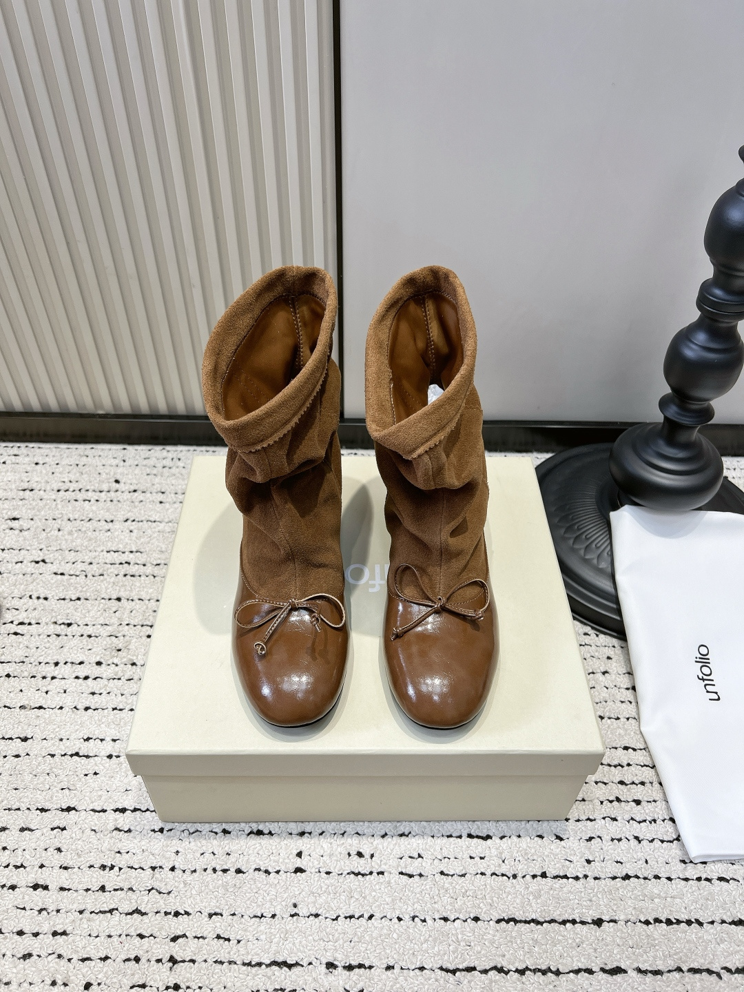 NO:899631,UNFOLIO retro pleated heap short boots for women in autumn and winter flat sleeve soft boots with round toe bows gentle style nude slim boots # pile boots ceiling gentle milk tea short boots are too annoying for me. A pair of pleated heap boots that directly fills the autumn and winter atmosphere!  The low saturation, matte suede surface is gentle and noble, and the boots have natural wrinkles, giving you a relaxed and relaxed feeling. The small round toe + the mini bow on the toe are sweet but not greasy, and have just the right girly feel; the fully flat soft soles are soft when you step on them, and your feet are not tired when walking. The loose cuffed boots do not constrict the calves, and the micro-pile design modifies the shape of the legs. They can be easily managed even with thick calves, and the sleeves are very convenient to put on and take off.  ■High mercerized cow suede + waxed cowhide leather on the upper ■Elastic Lycra lining ■Original outsole ■Increased height by 3cm ■size35-39 (40 custom made, non-returnable), boots, boots, cowhide19860909UNFOLIO复古褶皱堆堆短靴女秋冬平底套筒软靴圆头蝴蝶结温柔风裸色瘦瘦靴 #堆堆靴天花板 温柔奶茶短靴太戳我 秋冬氛围感直接拉满的一双褶皱堆堆靴！ 低饱和,哑光绒面温柔又显贵,靴筒自带自然褶皱,慵懒松弛感拿捏住. 鞋头小巧圆头+鞋头迷你蝴蝶结,甜而不腻,少女感恰到好处；全平底软鞋底,踩上去软乎乎,走路完全不累脚. 宽松翻边靴筒不勒小腿,微堆设计修饰腿型,小腿粗也能轻松驾驭,套筒穿脱超方便. ■鞋面高丝光牛反绒+油蜡牛皮 ■内里弹力莱卡 ■大底原版大底 ■增高内增高3cm ■size35-39（40定做不退换）,靴子,boots,cowhide,Women's Shoes