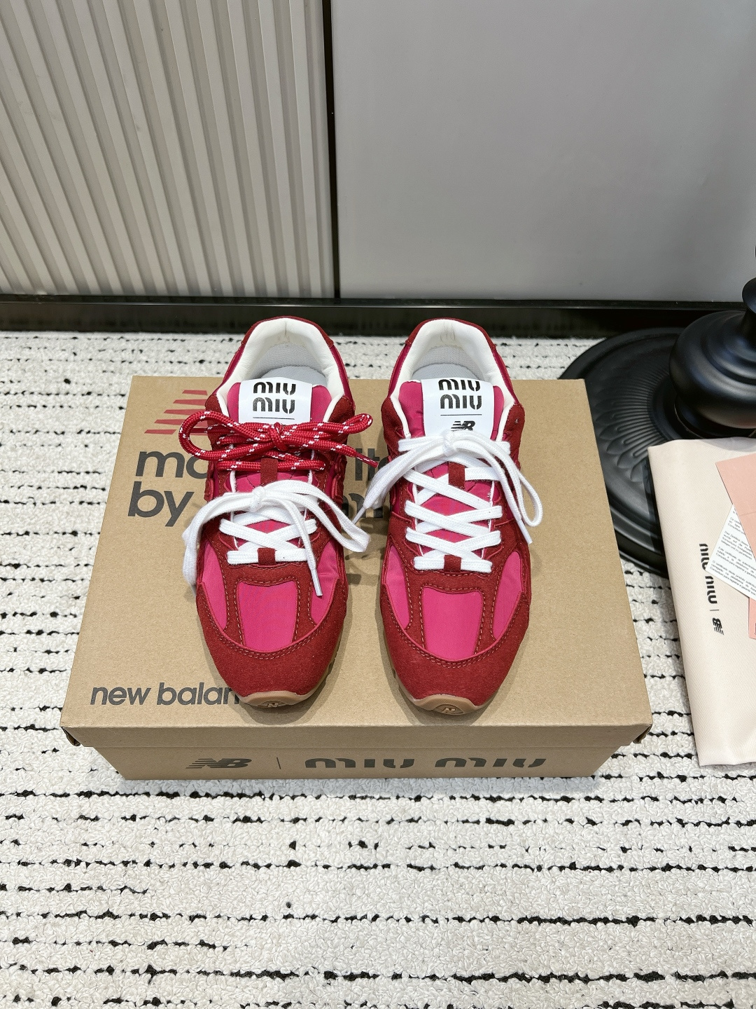 NO:899617,Miu Miu x New Balance joint moral training shoes for women, double lace retro casual flat-soled Forrest Gump sneakers #MiuMiuNB joint shoes, retro moral training is too girly, who knows!  This pair of Miu Miu x New Balance collaborations directly hits the hearts of retro girls. It has a matte distressed texture and is universally suitable for autumn and winter earth tones. Comes with two pairs of shoelaces!  Pure white thin shoelaces are gentle and college style, military green dotted thick shoelaces are American retro, one pair of shoes can be changed into two styles at will. The thin rubber caramel sole is light and not bulky, making the upper foot appear slender. The round toe accommodates wide feet and fleshy feet, so you won’t get tired after long walks. The double brand label on the tongue is full of details, low-key and recognizable, not exaggerated at all ■Cow suede upper + suede ■Sheepskin lining ■Rubber sole  ■size35-39 (40 customized, non-returnable), casual shoes/sports shoes, miumiu, sneakers, sheepskin, chamois leather19860909Miu Miu x New Balance联名德训鞋女 双鞋带复古休闲平底阿甘运动鞋 #MiuMiuNB联名鞋 复古德训太有少女感 谁懂！这双缪缪×New Balance联名直接戳中复古少女心 哑光做旧质感,秋冬大地色系穿搭万能适配 自带两副鞋带！纯白细鞋带温柔学院风,军绿杂点粗鞋带美式复古,一双鞋两种风格随心换 生胶焦糖薄底轻便不笨重,上脚显脚纤细,圆头包容宽脚肉脚,久走不累 鞋舌双品牌标签细节拉满,低调又有辨识度,完全不浮夸 ■鞋面牛反绒+麂皮 ■内里羊皮 ■鞋底橡胶 ■size35-39（40定制不退换）,休闲鞋/运动鞋,miumiu,sneakers,sheepskin,chamois leather,Women's Shoes
