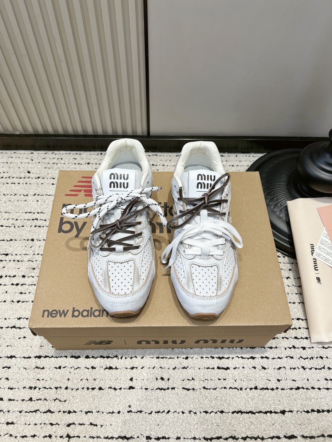NO:899624,Miu Miu x New Balance joint moral training shoes for women, perforated, double laces, retro casual flat-soled Forrest Gump sneakers #MiuMiuNB joint shoes, retro moral training is too girly, who knows!  This pair of Miu Miu x New Balance collaborations directly hits the hearts of retro girls. It has a matte distressed texture and is universally suitable for autumn and winter earth tones. Comes with two pairs of shoelaces!  Pure white thin shoelaces are gentle and college style, military green dotted thick shoelaces are American retro, one pair of shoes can be changed into two styles at will. The raw rubber caramel thin sole is light and not bulky, and the upper foot is slender. The round toe accommodates wide feet and fleshy feet, so you will not get tired after long walks. The double brand label on the tongue is full of details, low-key and recognizable, not exaggerated at all ■Cow leather upper ■Sheepskin lining ■Rubber sole  ■size35-39 (40 customized, non-returnable), casual shoes/sports shoes, miumiu, sneakers, cowhide, sheepskin19860909Miu Miu x New Balance联名德训鞋女 穿孔 双鞋带复古休闲平底阿甘运动鞋 #MiuMiuNB联名鞋 复古德训太有少女感 谁懂！这双缪缪×New Balance联名直接戳中复古少女心 哑光做旧质感,秋冬大地色系穿搭万能适配 自带两副鞋带！纯白细鞋带温柔学院风,军绿杂点粗鞋带美式复古,一双鞋两种风格随心换 生胶焦糖薄底轻便不笨重,上脚显脚纤细,圆头包容宽脚肉脚,久走不累 鞋舌双品牌标签细节拉满,低调又有辨识度,完全不浮夸 ■鞋面牛皮 ■内里羊皮 ■鞋底橡胶 ■size35-39（40定制不退换）,休闲鞋/运动鞋,miumiu,sneakers,cowhide,sheepskin,Women's Shoes