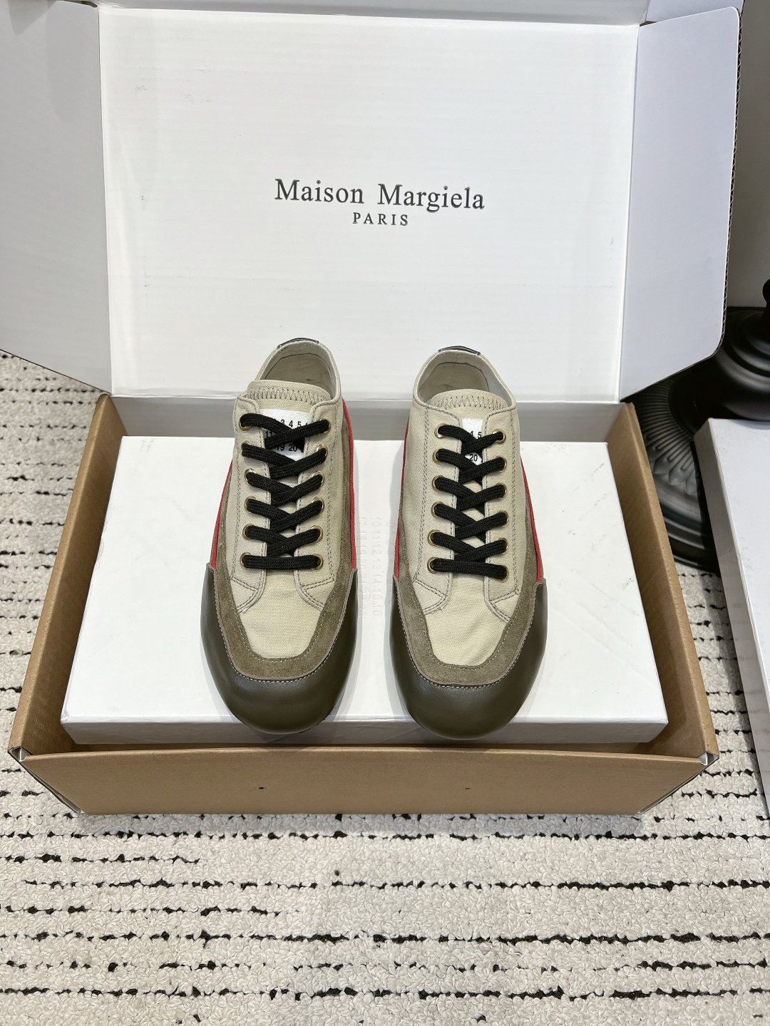 NO:901777,Maison Margiela Sprinters retro color matching couple's moral training casual shoes. I am very impressed by this pair of Margiela training shoes. They really have a retro atmosphere. Canvas + suede stitching, the texture is directly full of texture. The round toe version makes the feet look bigger and smaller. The soft soles will not make your feet tired after walking all day long. They can be worn with jeans and casual skirts all year round. Simple and high-end, a must-have item for lazy people. ■Cow leather upper ■Canvas lining ■Outsole rubber  ■size35-44 (45.46 customized, non-refundable), casual shoes/sports shoes, masion margiela, sneakers, skirts, jeans, cowhide, chamois leather19860909Maison Margiela（马吉拉）Sprinters 复古拼色情侣款德训休闲鞋 被这双马吉拉德训鞋狠狠拿捏住了 真的太有复古氛围感 帆布+麂皮拼接,质感直接拉满 圆头版型上脚巨显脚小 软底走路一整天都不累脚 一年四季都能搭牛仔裤、休闲裙 简约又高级,懒人穿搭必备单品 ■鞋面牛皮 ■内里帆布 ■大底橡胶 ■size35-44（45.46定做不退换）,休闲鞋/运动鞋,masion margiela,sneakers,skirts,jeans,cowhide,chamois leather,Women's Shoes