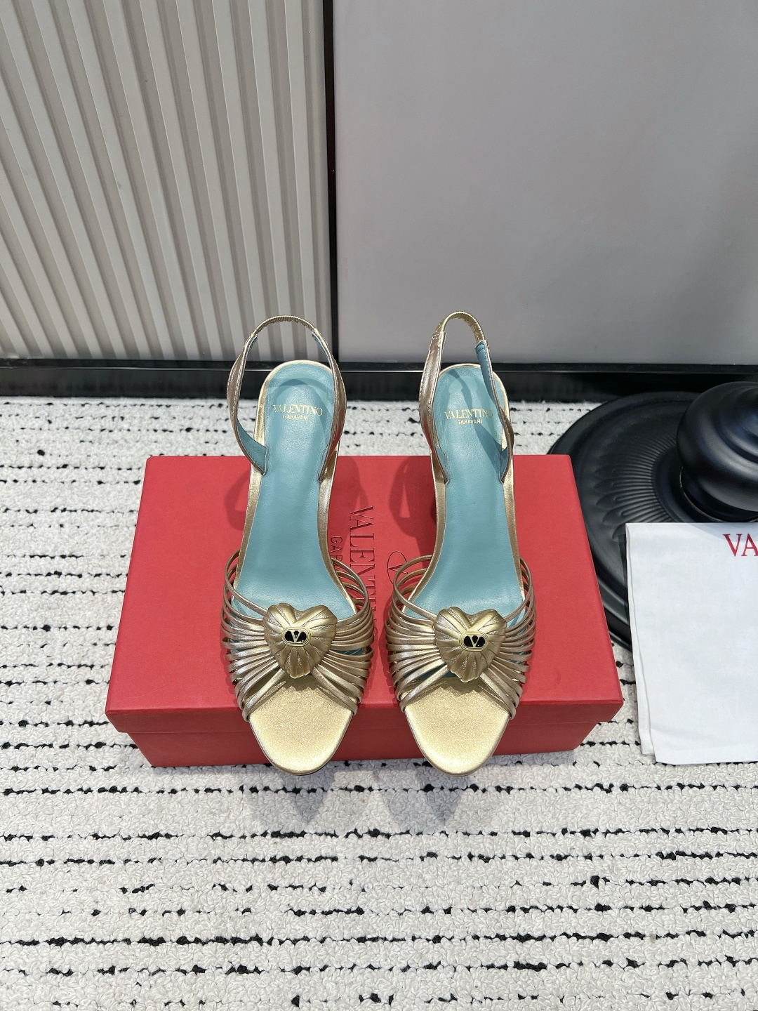 NO:901767,Valentino Valentino 26ss early spring new style love strap high heel sandals beautiful texture very easy to match and can be worn in any season continues the super high heel design and is favored by well-known overseas bloggers. Millions of fan bloggers love it and sell well at home and abroad. It is out of stock in China. Candy color matching, every color is beautiful. The upper is made of original imported sheepskin. The inner lining is sheepskin. The heel height is 8cm. The sole is original customized Italian leather outsole.  Size 35-39 (34.40.41.42.43 customized, non-refundable), high heels and sandals, valentino, valentino, sandals, high heels, sheepskin, Leather soles19860909Valentino 华伦天奴 26ss早春新款 爱心带子 高跟 凉鞋 绝美的质感 非常好搭配,任何季节可穿 延续超高跟设计,深得海外知名博主青睐 千万粉丝博主倾情演绎,畅销海内外 国内已经断货,糖果色配色,每个颜色都是绝美 鞋面采用原版进口羊皮 内里垫脚羊皮 跟高8cm 鞋底原版定制意大利真皮大底 码数35-39（34.40.41.42.43定做不退换）,高跟鞋凉鞋,valentino,valentino,sandals,high heels,sheepskin,Leather soles,Women's Shoes
