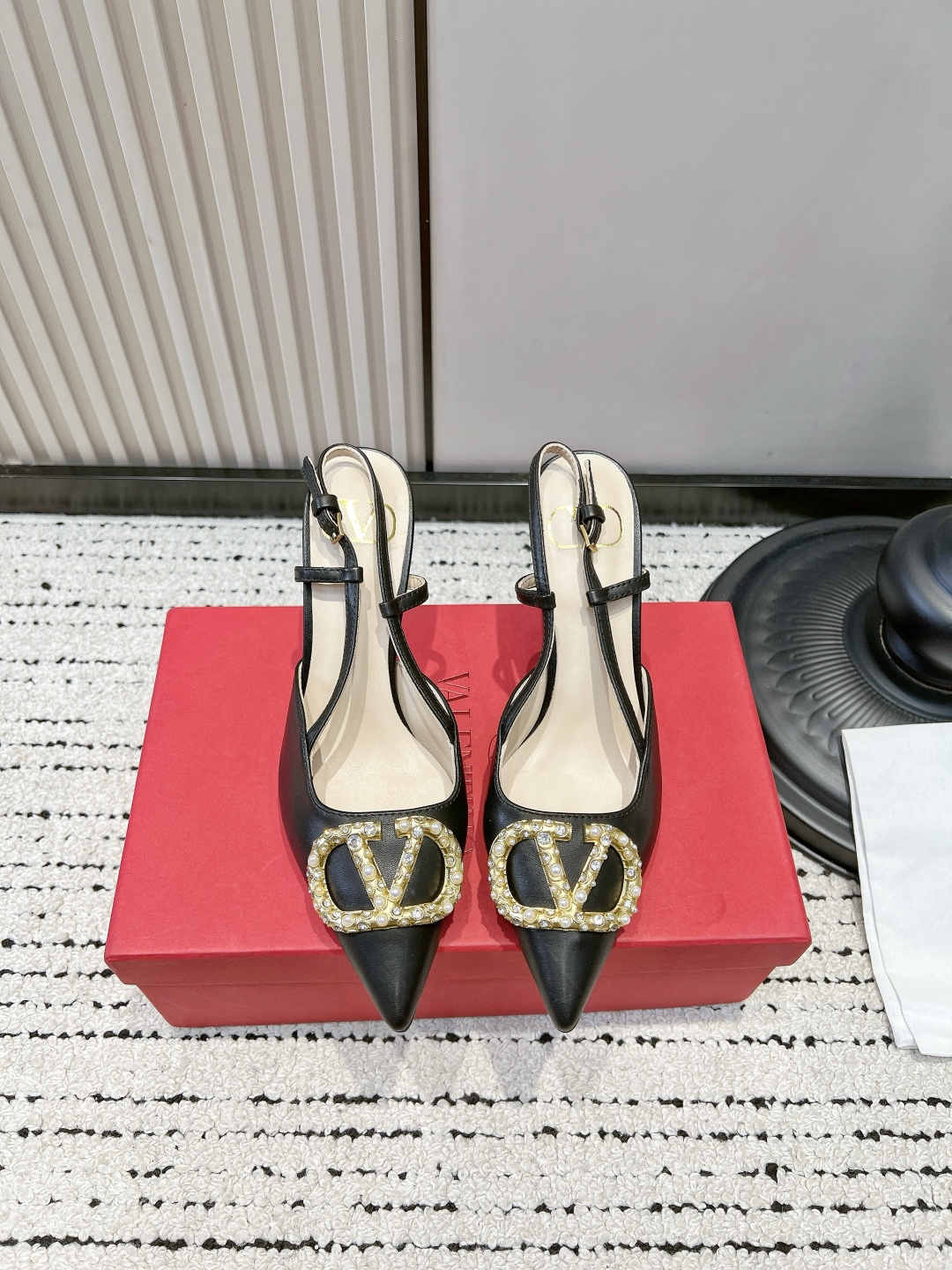 NO:901773,Valentino V buckle rhinestone pearl high heels for women. Pointed toe back hollow sandals and stiletto heels. Retro gold style. The V-shaped metal buckle is inlaid with diamonds and pearls, which directly adds to the nobility. The pointed toe hollow back stiletto heel version is perfect for modifying the foot shape. Match it with coats in autumn and winter, and dresses in spring and summer. Properly wealthy lady dinner boots, elegant and seductive. ■Vamp velvet. ■Inner sheepskin. ■Outsole genuine leather.  ■size34-42 (34.40.41.42. Customized, non-refundable), high heels and sandals, valentino, sandals, boots, high heels, skirts, sheepskin19860909华伦天奴 V扣 水钻珍珠高跟鞋女 尖头后空凉鞋细跟 复古千金风 也太有氛围感了 V字金属扣镶嵌满钻珍珠,贵气直接拉满 尖头后空细跟版型,修饰脚型一绝 秋冬配大衣,春夏搭连衣裙 妥妥豪门大小姐晚宴战靴,优雅又撩人 ■鞋面丝绒 ■内里羊皮 ■大底真皮 ■size34-42（34.40.41.42.定做不退换）,高跟鞋凉鞋,valentino,sandals,boots,high heels,skirts,sheepskin,Women's Shoes
