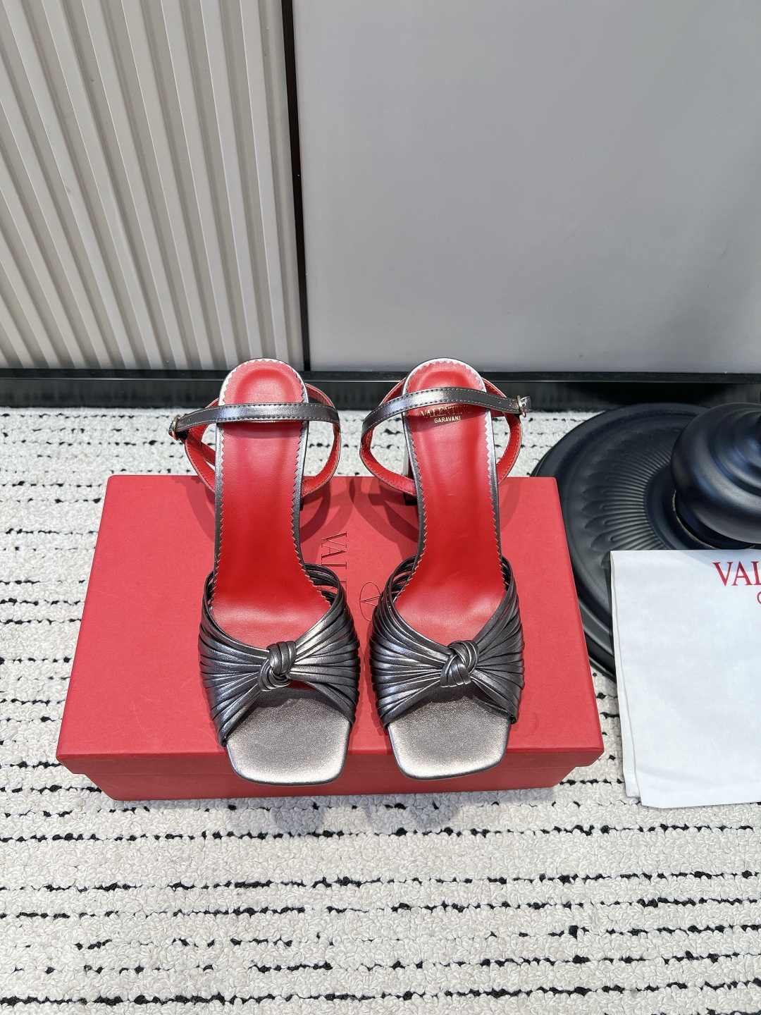 NO:901779,Valentino braided sandals for women. Square toe thick heel, knotted one-line strap and high heel. Hand-woven knitted upper, full of details. Square toe + thick heel design, stable walking without spraining. Back strap firmly locks the ankle, visually elongating the legs. It can be used in retro Hong Kong style and French dinner party. It has a bright and ladylike temperament, which directly fills the atmosphere. ■Shine pearl cowhide leather on the upper. Sheepskin lining. Genuine leather outsole.  ■Solid wood thick heels ■size34-42 (34.40.41.42. Customized, non-returnable), high heels and sandals, valentino, sandals, high heels, cowhide, sheepskin, Leather soles19860909华伦天奴 编织凉鞋女 方头粗跟打结一字带后绊带高跟 手工编织扭结鞋面,细节满满 方头+粗跟设计,稳走好走不崴脚 后绊带牢牢锁住脚踝,视觉拉长双腿 复古港风、法式晚宴都能驾驭 一整个明艳大小姐气质,氛围感直接拉满 ■鞋面亮面珠光牛皮 ■内里羊皮 ■鞋底真皮大底 ■鞋跟实木粗跟 ■size34-42（34.40.41.42.定做不退换）,高跟鞋凉鞋,valentino,sandals,high heels,cowhide,sheepskin,Leather soles,Women's Shoes