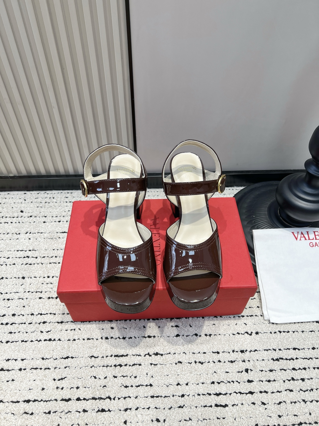 NO:901786,Valentino patent leather platform sandals for women Square toe thick heel double buckle back trip strap thick sole Thick sole high heel sandal ceiling glossy patent leather fabric, transparent texture Water platform thick heel, walking as stable as the ground Simple double buckle design, classic and timeless Can be worn for commuting, dating, and street shooting, looking slim and full of aura ■Glossy patent leather upper ■Sheepskin lining ■Genuine leather outsole ■Solid thick heel  ■size34-42 (34.40.41.42. Customized, non-refundable), high heels and sandals, valentino, sandals, high heels, sheepskin, Leather soles19860909华伦天奴漆皮防水台凉鞋女 方头粗跟双扣后绊带厚底 厚底高跟凉鞋天花板 亮面漆皮面料,质感通透 防水台粗跟,走路稳如平地 简约双扣设计,经典永不过时 通勤、约会、炸街都能穿,显瘦又气场十足 ■鞋面亮面漆皮 ■内里羊皮 ■鞋底真皮大底 ■鞋跟实心粗跟 ■size34-42（34.40.41.42.定做不退换）,高跟鞋凉鞋,valentino,sandals,high heels,sheepskin,Leather soles,Women's Shoes