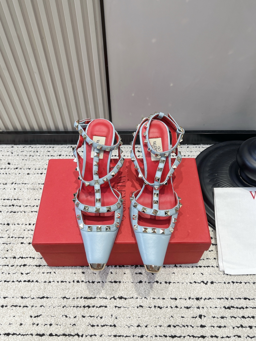 NO:901793,Valentino rivet back hollow sandals for women. Metal pointed toe stiletto heels with T-shaped straps and toe caps. Who can refuse this pair of riveted pointed-toe high heels?  ■size34-42 (34.40.41.42. Customized, non-refundable), high heels and sandals, valentino, sandals, high heels, cowhide, sheepskin, Leather soles19860909华伦天奴铆钉后空凉鞋女 金属尖头细跟T字绑带包头 谁能拒绝这双铆钉尖头高跟鞋 T字绑带+满镶金色铆钉,酷飒感拉满 金属鞋头防磕碰,尖头巨显腿细 细高跟气场十足,又美又飒 约会、派对、日常出街都能hold住 ■鞋面头层牛皮 ■内里羊皮 ■鞋底真皮大底 ■size34-42（34.40.41.42.定做不退换）,高跟鞋凉鞋,valentino,sandals,high heels,cowhide,sheepskin,Leather soles,Women's Shoes