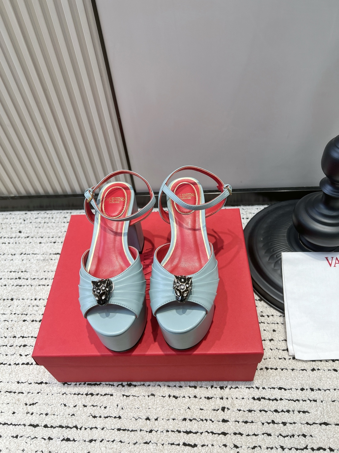 NO:901800,Valentino Crasher leopard head platform sandals for women. Thick-soled thick-soled heels with ultra-high-heeled Roman shoes. Thick-soled sandals for hot girls of the year. First layer of lambskin, soft to the touch. Red lining with contrasting color design, full of high-end sense. Three-dimensional leopard head decoration for full recognition. Thick-soled thick high heels, easy to wear long legs. Wild and noble, turn heads when going out.  ■size34-42 (34.40.41.42. Customized, non-refundable), high heels and sandals, valentino, sandals, high heels, sheepskin19860909华伦天奴Crasher豹头防水台凉鞋女 厚底粗跟后绊带超高跟罗马鞋 年度辣妹厚底凉鞋 头层小羊皮,手感软糯 红内衬撞色设计,高级感拉满 立体豹头装饰辨识度拉满 厚底粗高跟,轻松穿出大长腿 又野又显贵,出门回头率爆表 ■size34-42（34.40.41.42.定做不退换）,高跟鞋凉鞋,valentino,sandals,high heels,sheepskin,Women's Shoes