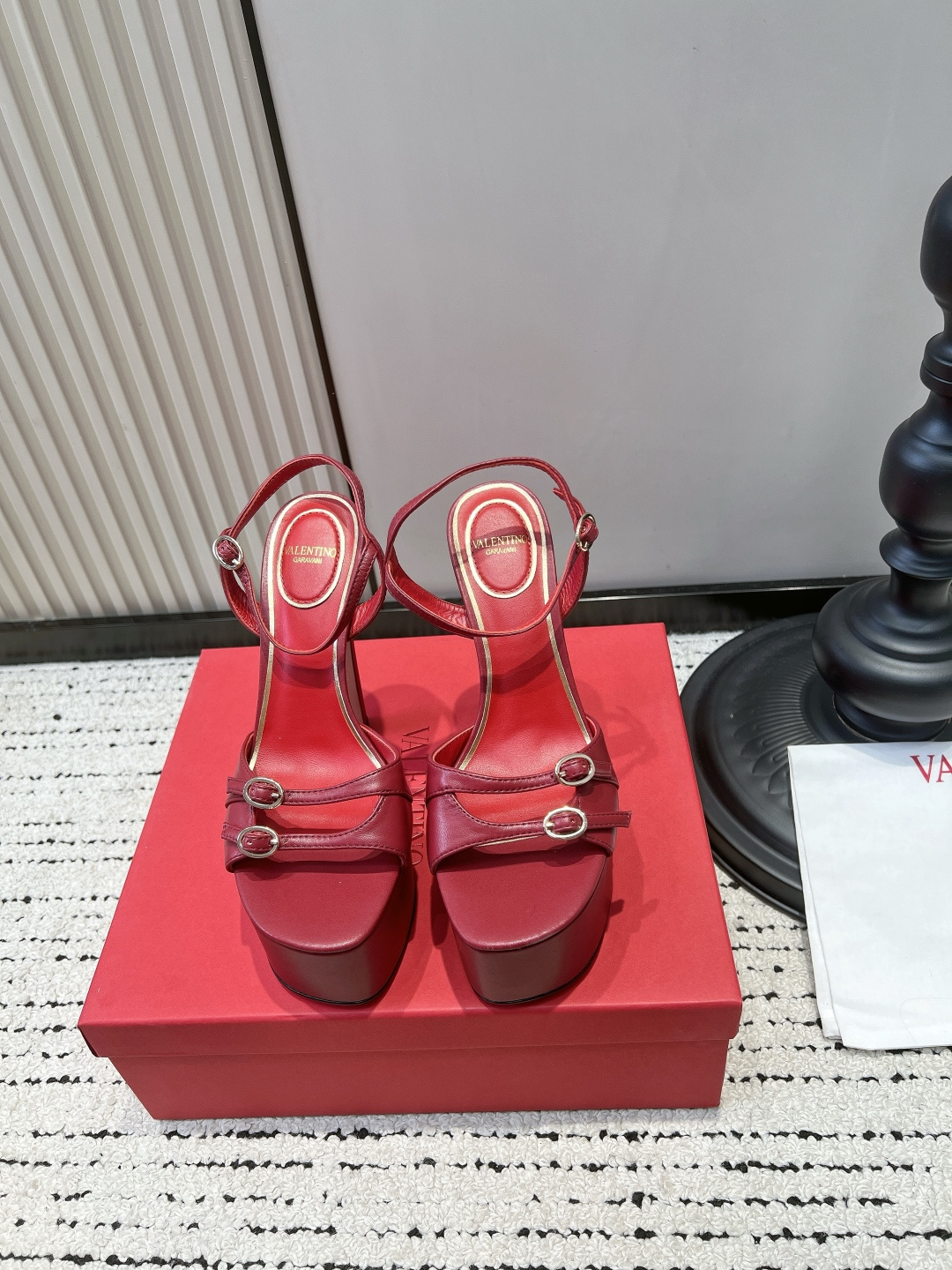NO:901807,Valentino double-button waterproof platform high-heeled sandals for women 26ss. The glossy patent leather texture is full, and the classic square toe style is very slim. The double-breasted one-line strap design is neat and sexy. The heightened waterproof platform + slender high heels can easily elongate the proportion of the legs. The back strap can be freely adjusted for tightness, and it will not wear your feet even if you wear it for a long time. Wear it on dates and parties, and you can properly control the aura of a great heroine.  ■size34-42 (34.40.41.42. Customized, non-refundable), high heels and sandals, valentino, sandals, high heels19860909华伦天奴双扣防水台高跟凉鞋女 26ss 亮面漆皮质感拉满,经典方头版型很显脚瘦 双排扣一字带设计,利落又性感 加高防水台+纤细高跟,轻松拉长双腿比例 后绊带可以自由调节松紧,久穿也不磨脚 约会、派对穿它,妥妥拿捏大女主气场 ■size34-42（34.40.41.42.定做不退换）,高跟鞋凉鞋,valentino,sandals,high heels,Women's Shoes