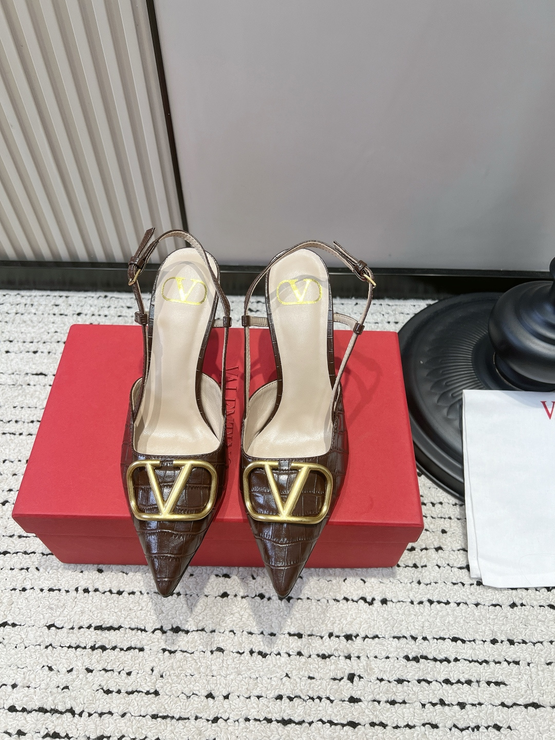NO:901755,Valentino V-buckle crocodile pattern back hollow sandals for women. Pointed toe stiletto heel 26ss. This pair of crocodile pattern V-buckle high heels is so feminine. The embossed crocodile leather texture has a high-end feel. The old gold V-buckle is retro and luxurious, and it is immediately recognizable. The pointed toe + slim high heels can easily elongate the leg line. The back strap is adjustable, and the heel does not fall off regardless of the foot shape. It can be worn for commuting, dates, and dinners. It is elegant and noble.  ■size34-42 (34.40.41.42. Customized, non-refundable), high heels and sandals, valentino, sandals, high heels, crocodile skin19860909华伦天奴V扣鳄鱼纹后空凉鞋女 尖头细跟26ss 这双鳄鱼纹V扣高跟鞋太有女人味了 压花鳄鱼皮肌理高级感拉满 做旧大金V扣,复古轻奢,辨识度直接拉满 尖头+纤细高跟,轻松拉长腿部线条 后绊带可调节,不挑脚型还不掉跟 通勤、约会、晚宴都能穿,优雅又显贵 ■size34-42（34.40.41.42.定做不退换）,高跟鞋凉鞋,valentino,sandals,high heels,crocodile skin,Women's Shoes
