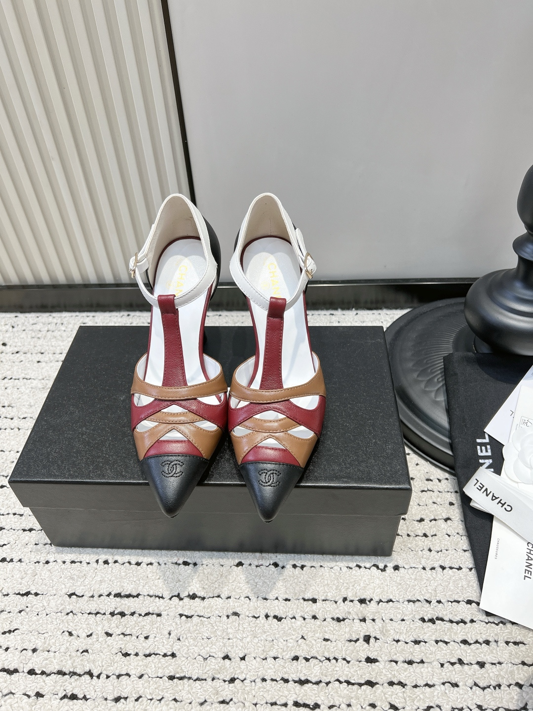 NO:901763,CHANEL Chanel 26vs the latest fashion sandal series in the spring and summer counter. Ms. Chanel loves simple and irresistible styles. The combination shows a unique dressing style, and the freedom to mix and match shines in place to follow the fashionable steps of the fragrant grandma!  !  !  The top-notch craftsmanship and texture are perfectly presented. No matter any details, you can compare them with the counters. You can enter and exit the counters at will with the best quality goods!  !  ■Fabric: Original customized/patent leather/sheepskin/color matching ■Lining: Original customized sheepskin ■Foot pads: Original customized sheepskin ■Outsole: Original customized genuine leather sole ■Heel height: 9.5cm ■Number of yards: 35-39 (40.41. Customization is non-returnable) ■Packaging: Original full package, high-heeled shoes and sandals, chanel, chanel, sandals, high heels, sheepskin19860909CHANEL 香奈儿26vs春夏专柜最新时装凉鞋系 香奈儿女士钟爱简约又难以抗拒系 搭配展现与众不同的穿搭风格、自由混搭闪耀到位跟紧香奶奶时尚步伐！！！ 顶级工艺质感完美呈现,无论任何细节均可对比专柜,最好级别的顶级货,随意进出专柜！！ ■面料: 原版定制/漆皮/羊皮/拼色 ■内里: 原版定制羊皮 ■垫脚: 原版定制羊皮 ■大底: 原版定制真皮底 ■跟高: 9.5cm ■码数: 35-39（40.41.定制不退换） ■包装: 原版全套包装,高跟鞋凉鞋,chanel,chanel,sandals,high heels,sheepskin,Women's Shoes