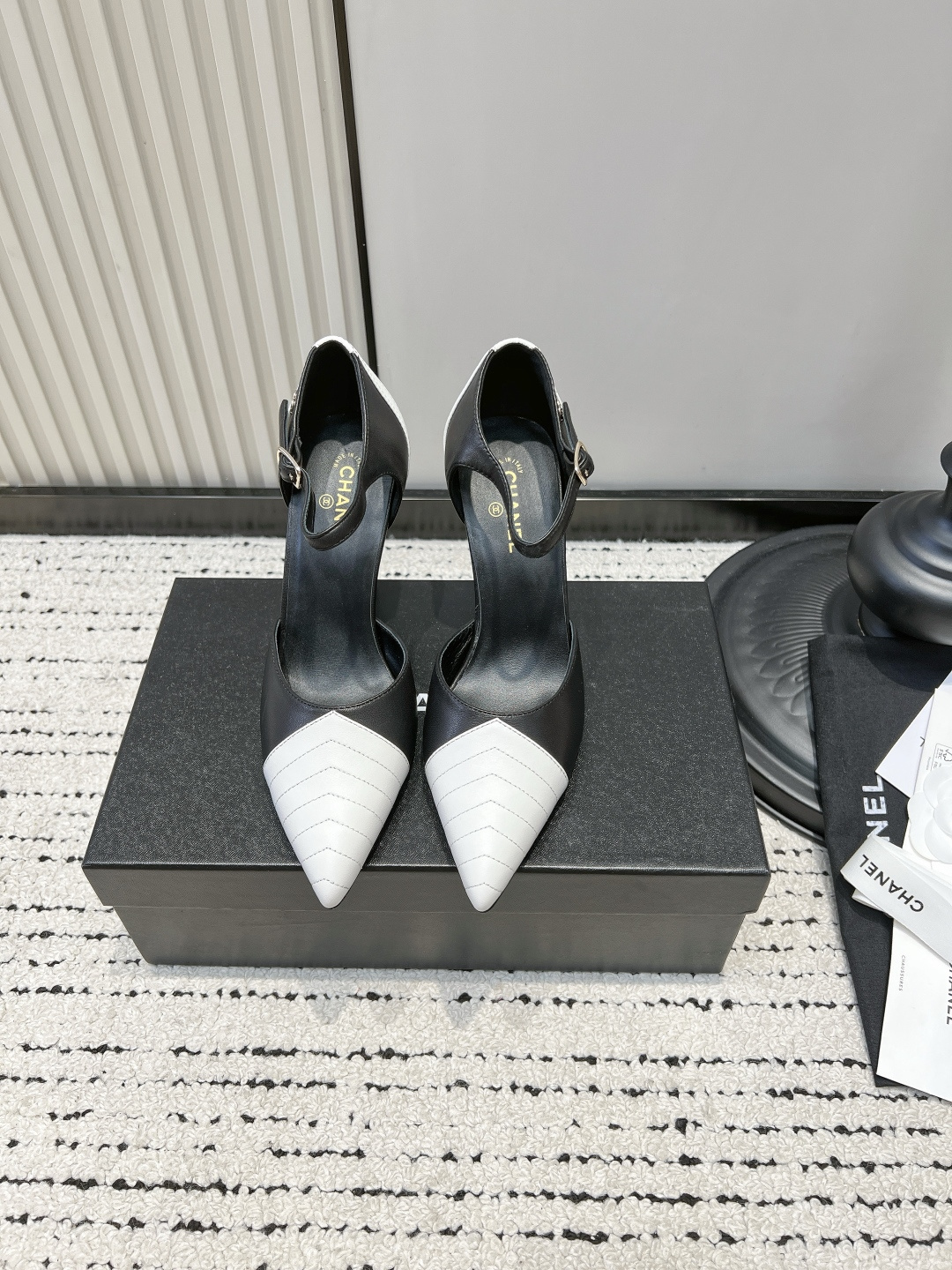 NO:901771,CHANE* / New summer style high-heeled pointed-toe color-blocked sandals 26ss Ms. Chanel loves simplicity and irresistibility. The combination shows a unique dressing style, free mix and match to shine in place and follow the fashionable steps of grandma!  !  !  The top-notch craftsmanship and texture are perfectly presented. No matter any details, you can compare them with the counters. You can enter and exit the counters at will with the best quality goods!  !  ■Fabric: Original custom/sheepskin/color matching ■Lining: Original custom sheepskin ■Foot pads: Original custom sheepskin ■Outsole: Original custom leather sole ■Heel height: 9.5cm ■Number: 35-39 (40.41. Customized items are non-refundable), high-heeled sandals, chanel, chanel, sandals, high heels, sheepskin19860909CHANE* /夏季新款 高跟 尖头拼色凉鞋 26ss 香奈儿女士钟爱简约又难以抗拒系 搭配展现与众不同的穿搭风格、自由混搭闪耀到位跟紧香奶奶时尚步伐！！！ 顶级工艺质感完美呈现,无论任何细节均可对比专柜,最好级别的顶级货,随意进出专柜！！ ■面料: 原版定制/羊皮/拼色 ■内里: 原版定制羊皮 ■垫脚: 原版定制羊皮 ■大底: 原版定制真皮底 ■跟高: 9.5cm ■码数: 35-39（40.41.定制不退换）,高跟鞋凉鞋,chanel,chanel,sandals,high heels,sheepskin,Women's Shoes