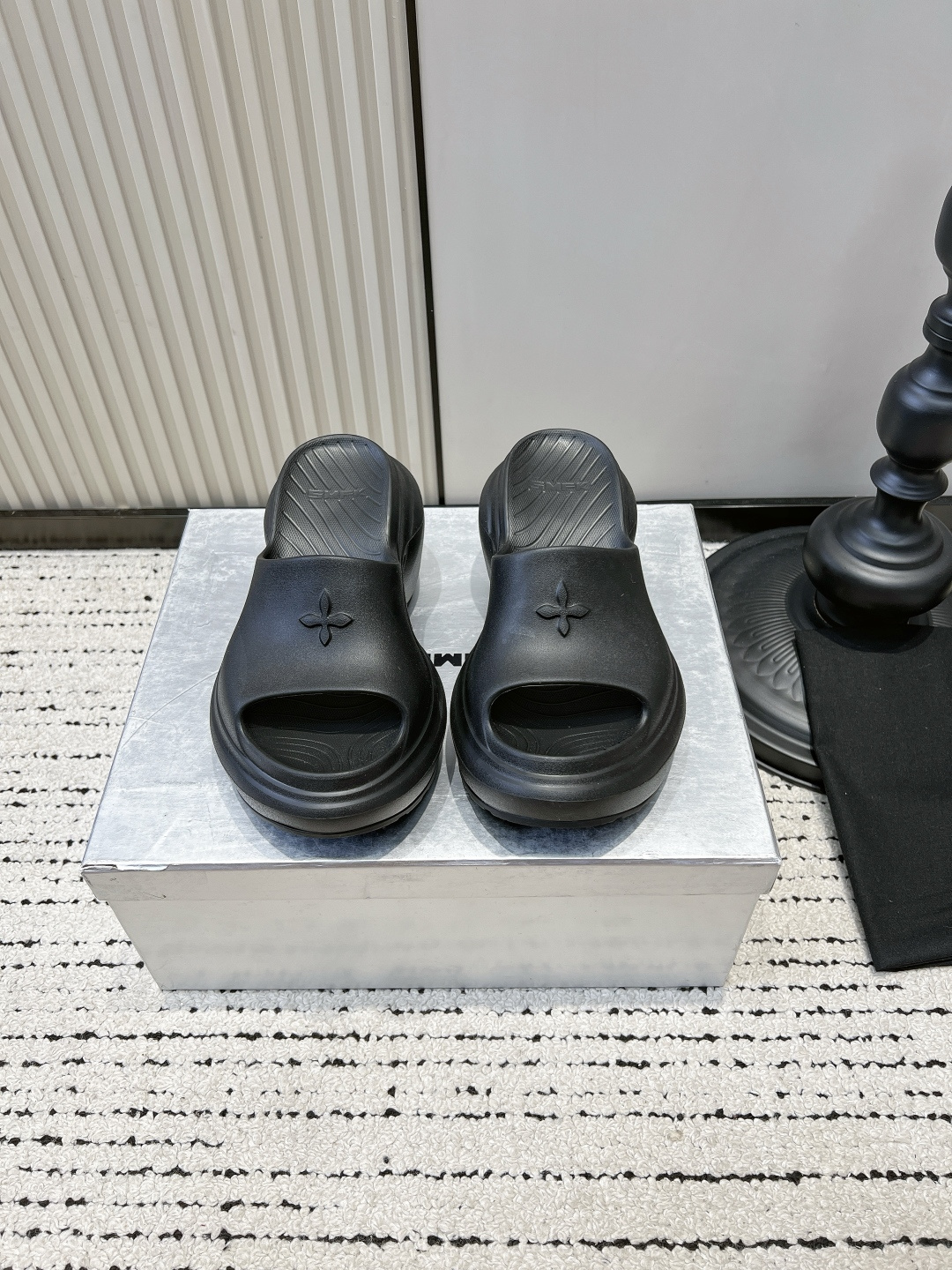 NO:901753,SMFK cross-flower thick-soled slippers for women. Thick-soled outer slippers increase the height of non-slip sports sandals. Thick-soled slippers that turn into long-legged stars in seconds. Minimalist version + cross-flower embossed logo. Ultra-high sloped thick soles, quietly elongating the proportion of the legs. One-piece EVA material, light and durable. You can put it on when you go out. It has a street feel when paired with shorts and jeans. Fashionable people just need it in summer, and lazy people wear it. The magic tool. ■Material: One-piece high elastic EVA material  ■size35-39 (40 is custom-made and cannot be returned or exchanged), slippers, slippers, shorts, jeans19860909SMFK十字花厚底拖鞋女 厚底外穿一字拖增高防滑运动凉拖 秒变长腿星人的厚底拖 极简版型+十字花浮雕logo 超高坡跟厚底,悄悄拉长腿部比例 一体成型EVA材质,轻便又耐穿 出门套上就能走,搭配短裤、牛仔裤都超有街头感 潮人夏日刚需,懒人穿搭神器 ■材质一体成型高弹EVA材质 ■size35-39（40定做不退换）,拖鞋,slippers,shorts,jeans,Women's Shoes