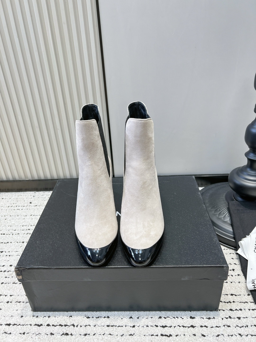 NO:901745,Chanel Little Fragrance Chelsea Boots for Women Pointed Cat Heel Elastic Ankle Boots with Stiletto Heels Colorblock Short Boots Just Needed in Autumn and Winter Soft Cowhide Top Layer, Soft and Not Grinding on the Feet Pointed Patent Leather Toe, Full of Retro Feel Elastic Sleeve Design, Suitable for All Leg Types Stiletto Heels are neat and slim, perfect for commuting and dating ■Vamp top layer soft cowhide + glossy patent leather stitching ■Breathable lambskin lining  ■High elastic elastic fabric on the boot shaft ■Genuine leather non-slip outsole ■size35-39 (40.41. Customized, non-returnable), boots, chanel, boots, cowhide, sheepskin19860909Chanel 小香风 切尔西短靴女 尖头猫跟松紧踝靴细跟 秋冬刚需拼色短靴 头层软牛皮,上脚软糯不磨脚 尖头拼漆皮鞋头,复古感拉满 松紧套筒设计,对各种腿型都友好 细跟利落显瘦,通勤约会一双搞定 ■鞋面头层软牛皮+亮面漆皮拼接 ■内里透气小羊皮 ■靴筒高弹力松紧布 ■鞋底真皮防滑大底 ■size35-39（40.41.定做不退换）,靴子,chanel,boots,cowhide,sheepskin,Women's Shoes