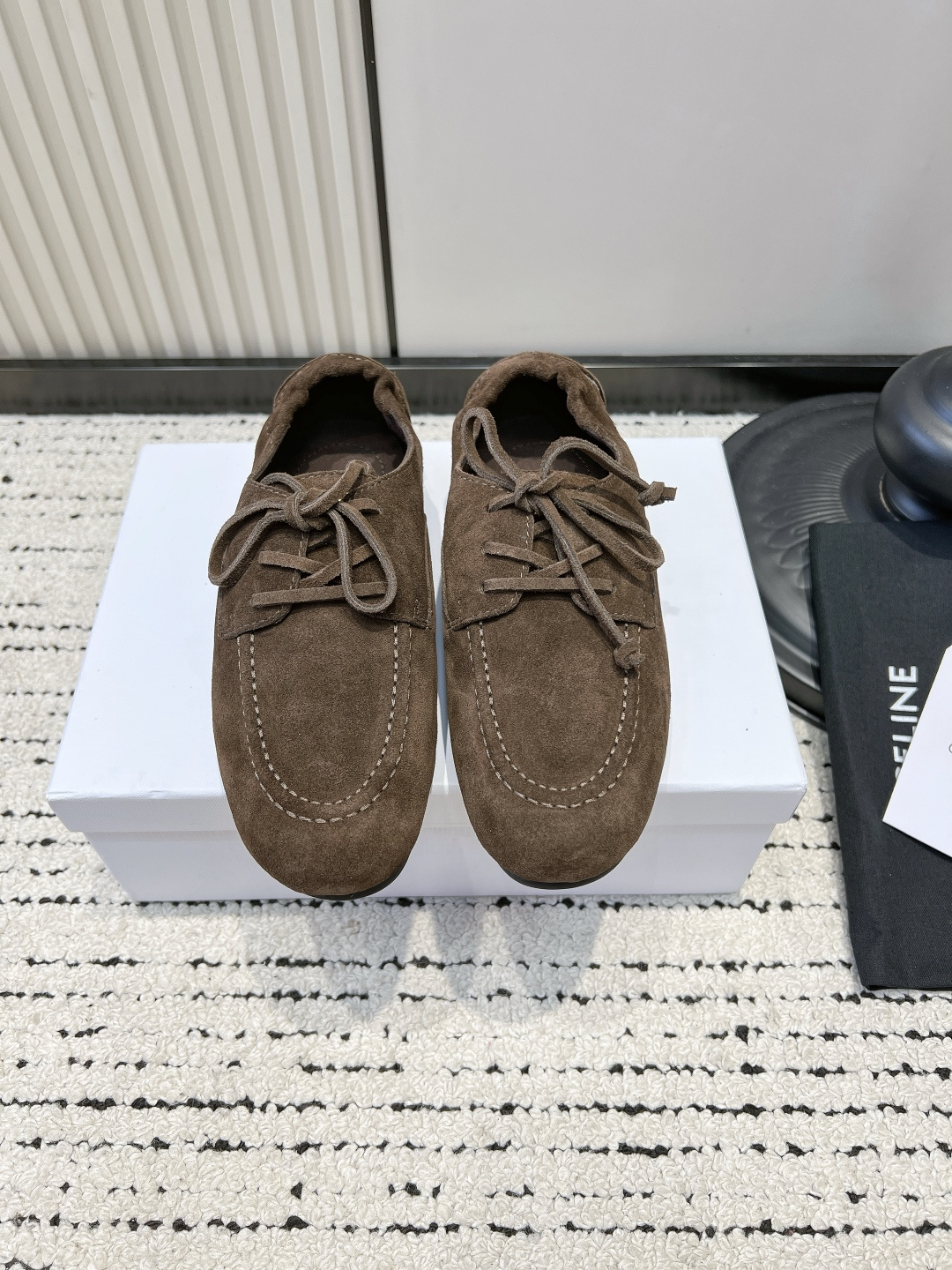 NO:901748,Celin* new summer pleated lace-up loafers 26ss are pleated lace-up loafers with a relaxed and retro atmosphere. They have a round and plump round toe shape. The heel is elasticated and pleated. The lace design is casual and casual. The lines of the shoe body are soft and loose. The shoe compartment is sufficient to accommodate various foot types. It has a good modification effect on wide feet and fleshy feet. The slip-on style is easy to put on and take off.  Suitable for relaxed casual style and retro literary style, no matter the foot shape. Taking into account the lazy tone and comfort of the foot, if you want a pair of everyday loafers with a full sense of atmosphere, this pleated lace-up style is the first choice for travel. ■ High mercerized suede upper ■ Velvet lining ■ Large rubber outsole ■ Size 35-40 (customized in size 40, non-refundable), loafers, celine, loafers19860909Celin* 夏季新款褶皱系带乐福鞋 26ss 自带松弛慵懒复古氛围感的褶皱系带乐福鞋,圆润饱满的圆头鞋型,后跟做了松紧褶皱收口,系带设计随性休闲,鞋身线条柔和宽松,鞋仓余量充足,包容各种脚型,对宽脚、肉脚都有很好的修饰效果,套脚款式穿脱便捷. 适配松弛休闲风与复古文艺风穿搭,不挑脚型.兼顾慵懒调性与上脚舒适度,想要一双氛围感满满的日常乐福鞋,这款褶皱系带款是出行穿搭的优选单品. ■鞋面高丝光牛反绒 ■内里绒里 ■大底橡胶大底 ■size35-40码（40码定制不退换）,乐福鞋,celine,loafers,Women's Shoes