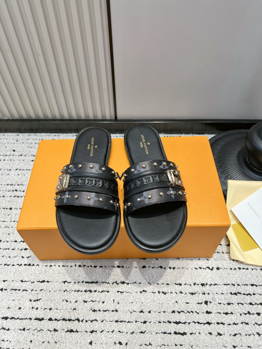 NO:901740,Louis vuitt..new arrival~ Willow nail lock sandals 26ss LV Isola sandals, with classic presbyopic hardware, very recognizable. Easy to put on and take off, suitable for different foot types. It can be easily used for daily life or vacation. The overall design is comfortable and fashionable, it is a versatile item in summer, you can easily hold it whether it is casual or holiday style!  Genuine leather outsole ■size: 35-39 (40.41.42.43. Customized, non-refundable), slippers, louis vuitton, louis vuitton, sandals, slippers, Leather soles19860909Louis vuitt..new arrival～柳钉锁扣凉拖鞋 26ss LV Isola凉鞋,搭配经典老花 五金 超有辨识度.穿脱方便,适合不同脚型.日常或度假都能轻松驾驭.整体设计舒适又时髦,是夏季百搭单品,无论休闲还是度假风都能轻松hold住！真皮大底 ■size:35-39（40.41.42.43.定做不退换）,拖鞋,louis vuitton,louis vuitton,sandals,slippers,Leather soles,Women's Shoes