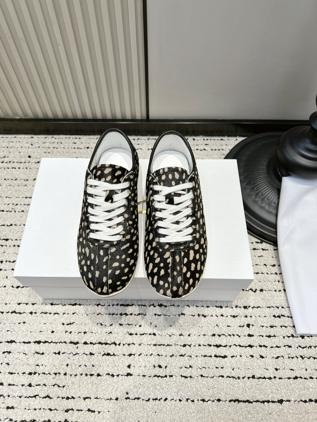 NO:901732,The Ro* new summer retro casual leopard pattern moral training shoes 26ss are moral training shoes with a retro wild and trendy atmosphere. They have a neat and soft narrow round toe shoe shape. The leopard print spot texture is natural and three-dimensional. The shoe body lines are smooth and simple. The shoe last is loose and accommodates various foot types. It is friendly to both thin feet and normal feet. The lace-up style is easy to put on and take off, and the tightness can be adjusted freely.  A variety of patterns and colors are retro and attractive, suitable for American retro style and street casual style, regardless of age. Taking into account the wild tones and on-foot comfort, if you want a pair of retro casual shoes with a full sense of atmosphere, these Dexun shoes are the first choice for daily wear. ■ Horse hair upper ■ Sheepskin lining ■ Original molded outsole ■ Size 35-40 (40 size customization is non-refundable), casual shoes/sports shoes, sneakers, sheepskin19860909The Ro*夏季新款复古休闲豹纹德训鞋 26ss 自带复古野性潮流氛围感的德训鞋,利落柔和的窄版圆头鞋型,豹纹斑点纹理自然立体,鞋身线条流畅简约,鞋楦宽松包容各类脚型,对瘦脚、正常脚都很友好,系带款式穿脱便捷,松紧可以自由调节. 多款花色复古耐看,适配美式复古风与街头休闲风穿搭,不挑年龄.兼顾野性调性与上脚舒适度,想要一双氛围感满满的复古休闲鞋,这款德训鞋是日常穿搭的优选单品. ■鞋面马毛 ■内里羊皮 ■大底原版开模大底 ■size35-40码（40码定制不退换）,休闲鞋/运动鞋,sneakers,sheepskin,Women's Shoes