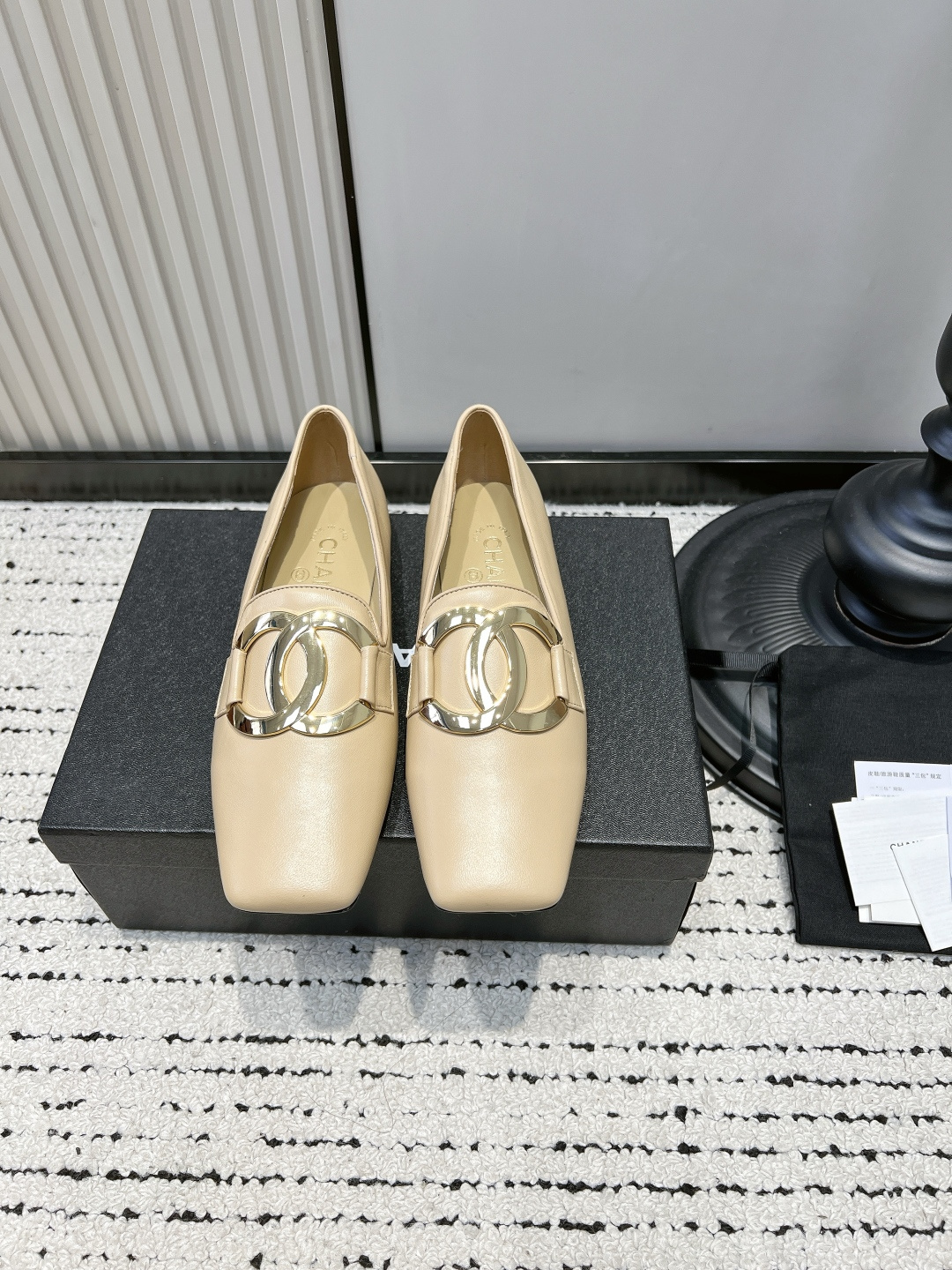 NO:901717,Chanel 26ss new summer metal double C square toe flat loafers are metal double C square toe loafers with a simple and noble atmosphere. The neat low square toe shoe shape is matched with the iconic metal double C buckle. The shoe body line is straight and soft without being bulky. The flat bottom low-cut version combines casual relaxation with exquisite and light luxury. The shallow mouth design is easy to put on and take off, and can be easily adapted to wide and narrow feet.  Suitable for all kinds of colors in the wardrobe regardless of skin color, taking into account the noble appearance and practical wear in all seasons. If you want a pair of commuting shoes that have a light luxury atmosphere and are versatile and durable, this series of metal double C square toe loafers are a must-have item for your shoe cabinet. ■Sheepskin upper ■Sheepskin lining ■Genuine leather outsole  ■size 35-41 (customized sizes 40 and 41 are non-refundable), single shoes, chanel, loafers, sheepskin, Leather soles19860909Chanel 26ss夏季新款金属双c方头平底乐福鞋 自带简约贵气氛围感的金属双C方头乐福鞋,利落低方头鞋型搭配标志性金属双C饰扣,鞋身线条平直柔和不显笨重,平底低帮版型兼顾随性松弛感与精致轻奢气质,浅口设计穿脱便捷,宽窄脚型都能轻松适配. 适配衣柜里各类色系穿搭不挑肤色,兼顾显贵颜值与四季实穿性,想要一双兼顾轻奢氛围感、百搭耐穿的通勤单鞋,这款金属双C方头乐福鞋系列是鞋柜刚需万能单品. ■鞋面羊皮 ■内里羊皮 ■大底真皮大底 ■size35-41码（40、41码定制不退换）,单鞋,chanel,loafers,sheepskin,Leather soles,Women's Shoes