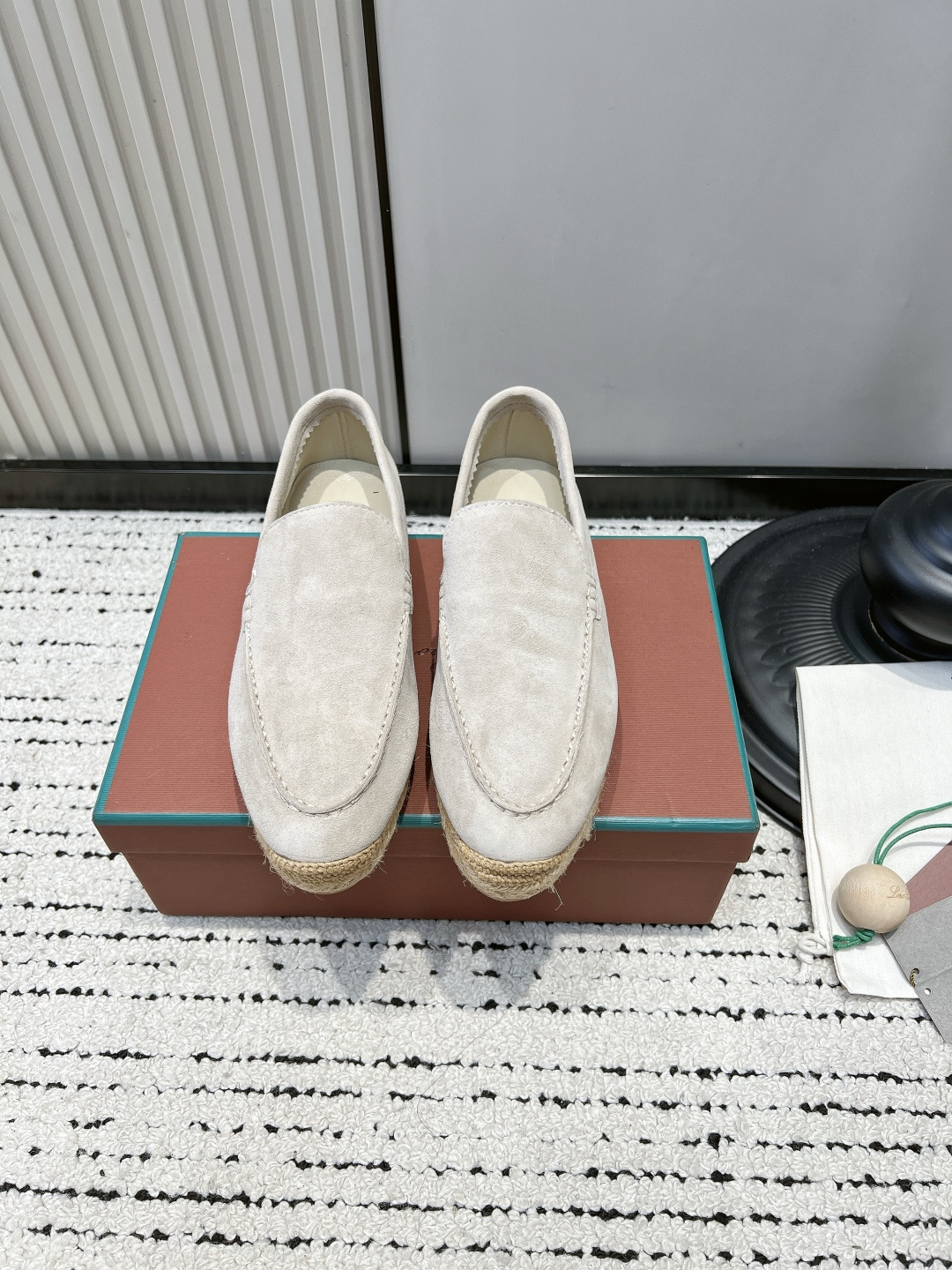 NO:901709,Loro Piana linen straw loafers, slip-on fisherman flat casual shoes, LP's pair of loafers are so relaxed and come with retro filters. Natural hemp rope weaving on the toe, full of vacation atmosphere. Slip-on design, effortless to put on and take off. Soft soles with zero pressure for walking, suitable for commuting and traveling. Perfect old money style standard, paired with casual pants and linen pants, it will directly enhance the atmosphere. ■The upper is imported cow suede.  ■Natural linen hemp rope weaving on the toe ■Full-grain lambskin lining ■Non-slip rubber soft sole ■size35-40 (40 custom made, non-returnable), loafers, loro piana, loro piana, loafers, espadrilles, espadrilles, sheepskin, chamois leather19860909Loro Piana亚麻草编乐福鞋 一脚蹬渔夫鞋平底休闲单鞋 LP这双乐福鞋太有松弛感了 自带复古滤镜 鞋头天然麻绳编织,度假氛围拉满 一脚蹬套脚设计,穿脱毫不费力 软底走路零压力,通勤、出游都合适 妥妥老钱风标配,搭配休闲裤、亚麻裤氛围感直接拉满 ■鞋面进口头层牛麂皮 ■鞋头天然亚麻麻绳编织 ■内里全粒面小羊皮 ■鞋底防滑橡胶软底 ■size35-40（40定做不退换）,乐福鞋,loro piana,loro piana,loafers,espadrilles,espadrilles,sheepskin,chamois leather,Women's Shoes
