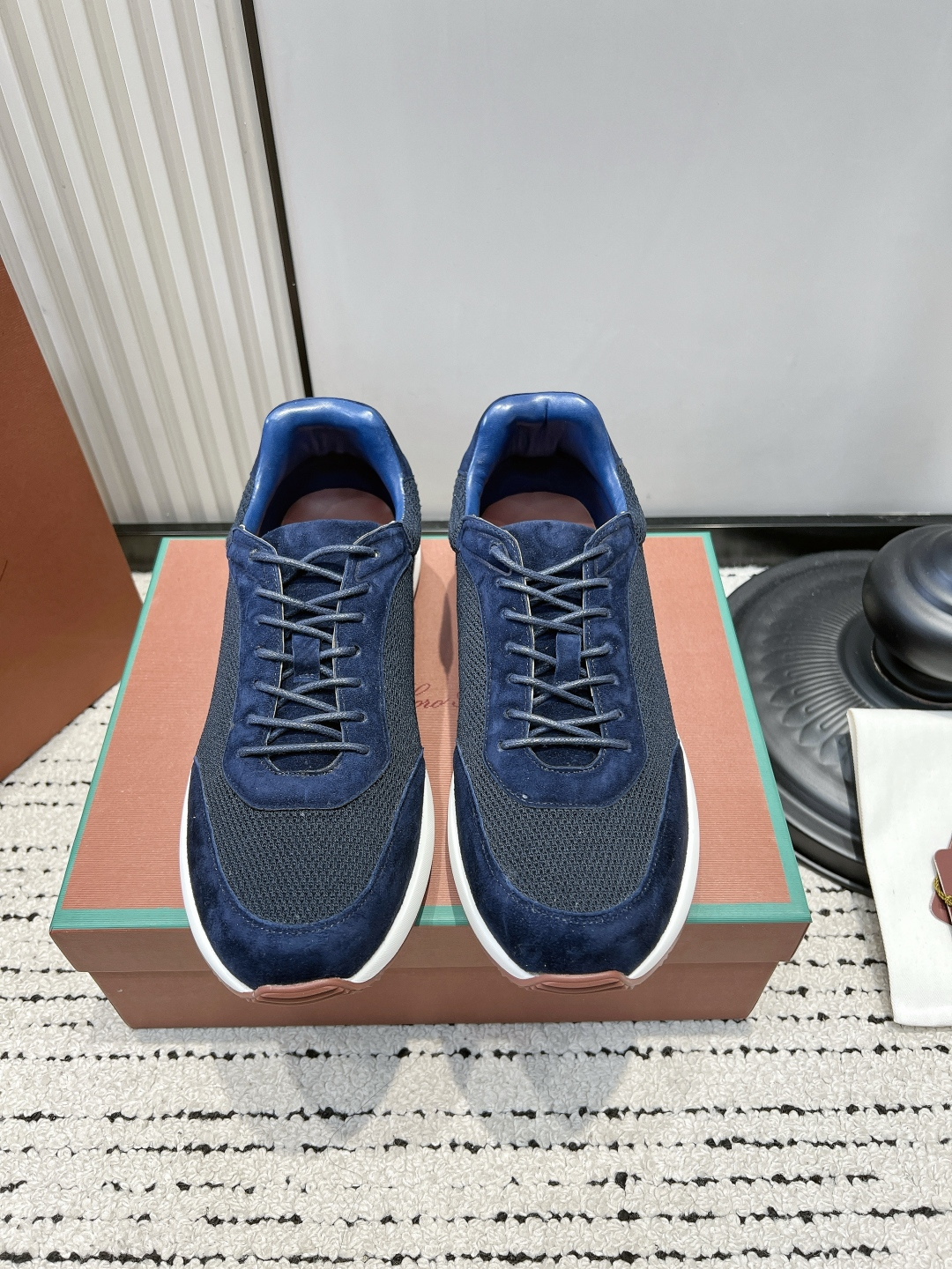 NO:901703,Loro Piana Week End Walk Suede Mesh Sneakers Men's Old Money Style Casual Forrest Gump Shoes LP's retro jogging shoes really know how to be low-key and luxurious. Suede + knitted mesh splicing, breathable and high-end. The overall tone is calm and restrained, without redundant logos. Thick cushioning outsole, walking light and not tiring. Paired with trousers and casual pants without any sense of violation. A pair for urban commuting and weekend travel, a perfect match for wealthy gentlemen.  ■Upper imported first-layer suede + wool knitted mesh ■Soft lambskin lining inside ■Lightweight non-slip rubber outsole ■size39-47 (45.46.47. Customized, non-returnable), casual shoes/sports shoes, loro piana, loro piana, sneakers, sheepskin, chamois leather19860909Loro Piana Week End Walk 麂皮网面运动鞋 老钱风休闲阿甘鞋男款 LP这双复古慢跑鞋真的太懂低调奢华 麂皮+针织网面拼接,透气又高级 整体色调沉稳内敛,没有多余logo 厚底缓震大底,走路轻盈不累脚 搭配西裤、休闲裤都毫无违和感 都市通勤+周末出行一双搞定,妥妥豪门绅士标配 ■鞋面进口头层反绒麂皮+羊毛针织网面 ■内里柔软小羊皮内衬 ■鞋底轻量化防滑橡胶大底 ■size39-47（45.46.47.定做不退换）,休闲鞋/运动鞋,loro piana,loro piana,sneakers,sheepskin,chamois leather,Women's Shoes