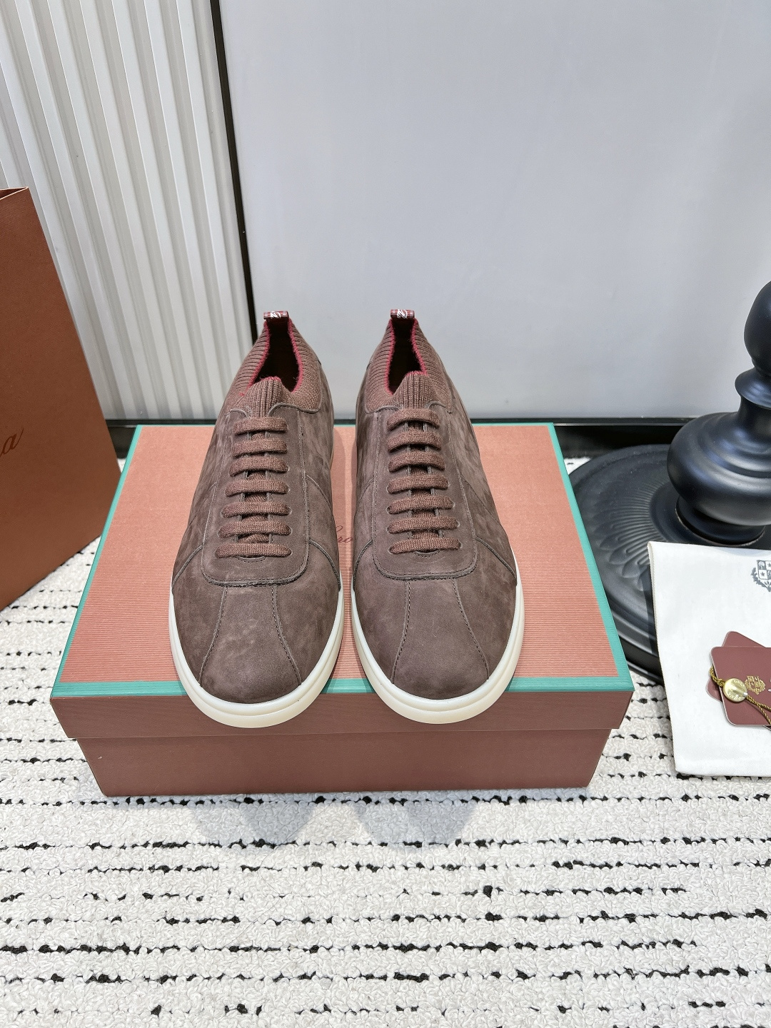 NO:902431,LP Soho 2.0Walk moral training shoes, suede knitted cuffed casual sneakers, old money style men's sports shoes, a pair of shoes welded to the feet by old money circles. LP's same style Soho moral training shoes, suede + knitted sock top splicing, one step without grinding the ankle. Milky white raw rubber outsole, the upper foot is light and soft, can be worn for commuting, business trips, and daily walks. Not exaggerated, paired with trousers and casual pants, it directly adds to the atmosphere.  Genuine leather lining, long-lasting wear without stuffiness, a must-have for boys' shoe cabinets. ■Cow suede upper ■Sheepskin lining ■Rubber outsole ■size 39-47 (45.46.47. Customized, non-refundable), casual shoes/sports shoes, loro piana, sneakers, sheepskin19860909LP Soho 2.0Walk德训鞋 翻毛皮针织收口休闲板鞋老钱风男士运动鞋 被老钱圈焊在脚上的一双鞋 LP同款Soho德训鞋,反毛皮+针织袜口拼接,一脚蹬不磨脚踝. 奶白生胶大底,上脚轻盈软糯,通勤、出差、日常遛弯都能穿. 不浮夸,搭配西裤、休闲裤氛围感直接拉满. 真皮内里,久穿不闷脚,男生鞋柜刚需款. ■鞋面牛反绒 ■内里羊皮 ■大底橡胶 ■size39-47（45.46.47.定做不退换）,休闲鞋/运动鞋,loro piana,sneakers,sheepskin,Women's Shoes