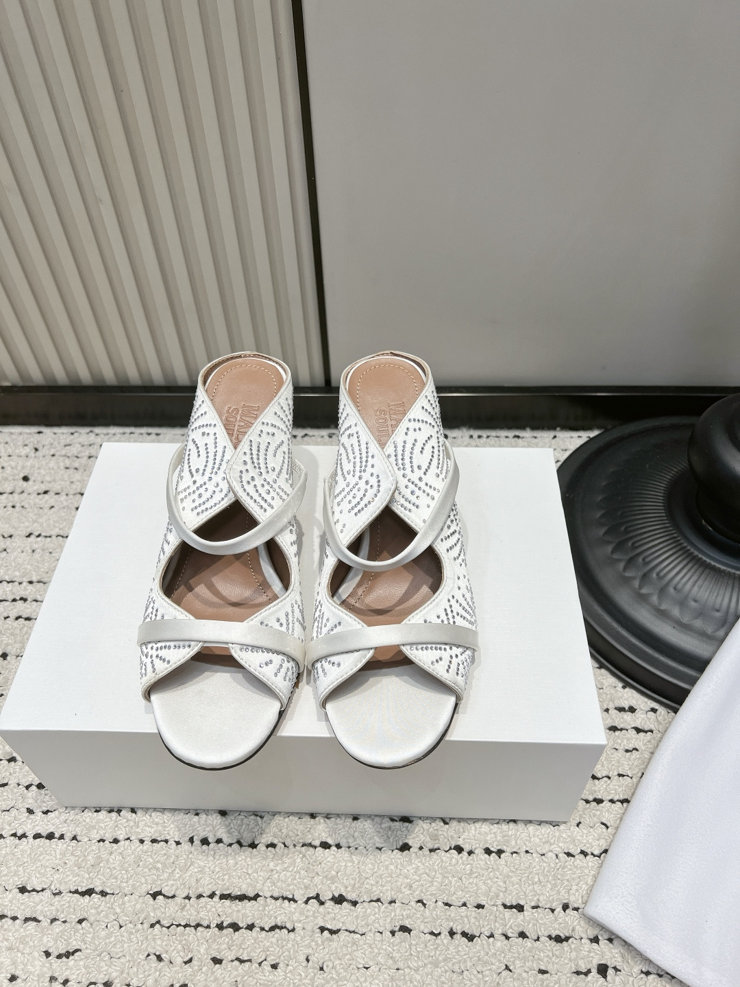 NO:902399,Malone Souliers rhinestone satin high-heeled sandals, square-toe cross-strap diamond-encrusted Mule slippers for women, white diamond high-heeled sandals with starlight, off-white satin + hot diamonds all over, the pattern is exquisite and delicate, sparkling under the light. The cross ribbon design is simple and romantic, and the square toe version is more tolerant of the foot shape. The slender high-heeled shoes are elegant and not tiring, and can directly enhance the atmosphere of weddings, dinners, and dates.  A shoe that can be worn for many purposes. It goes well with wedding dresses and dresses. It is a perfect party shoe. ■ High-quality silk satin upper + hand-embellished rhinestones ■ Lambskin lining ■ Genuine leather outsole ■ Size 35-39 (40.41. Customized, non-refundable), high heels and slippers, high heels, slippers, skirts, sheepskin, real silk, Leather soles19860909Malone Souliers水钻缎面高跟凉拖 方头交叉带镶钻外穿穆勒拖鞋女 自带星光的白钻高跟拖 米白缎面+满幅烫钻,花纹精致细腻,在灯光下闪闪发光. 交叉缎带设计,简约又不失浪漫,方头版型更包容脚型. 纤细高跟优雅不累脚,婚礼、晚宴、约会穿氛围感直接拉满. 一鞋多穿,配婚纱、小礼裙都绝美,妥妥的宴会战鞋. ■鞋面高品质真丝缎面+手工镶嵌水钻 ■内里小羊皮 ■鞋底真皮大底 ■size35-39（40.41.定做不退换）,高跟鞋拖鞋,high heels,slippers,skirts,sheepskin,real silk,Leather soles,Women's Shoes
