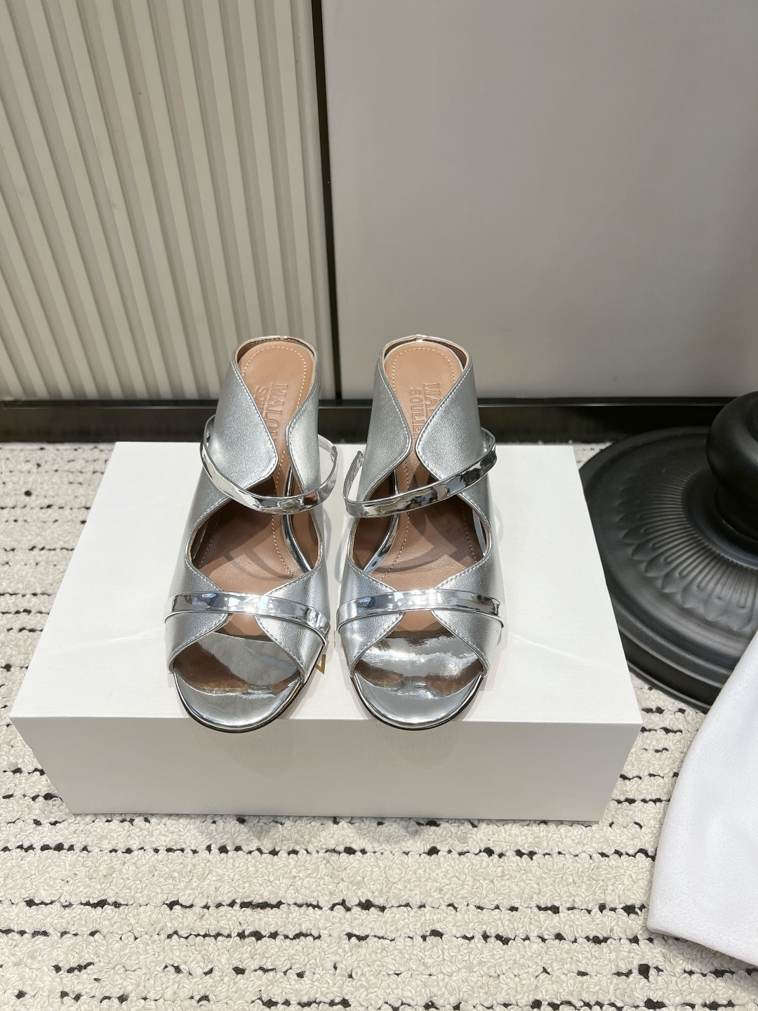 NO:902405,Malone Souliers high-heeled sandals, outer wear Mule slippers for women, high-heeled sandals, cross ribbon design, simple yet romantic, square toe version is more tolerant of the foot shape. The high heels are elegant and not tiring, and can be worn at weddings, dinners, and dates to create a sense of atmosphere. A multi-wear shoe, perfect with wedding dresses and dresses, a proper banquet shoe. ■Calfskin upper ■Lambskin lining ■Genuine leather outsole  ■size35-39 (40.41. Customized, non-refundable), high heels and slippers, high heels, slippers, skirts, cowhide, sheepskin, Leather soles19860909Malone Souliers高跟凉拖 外穿穆勒拖鞋女 高跟拖 交叉缎带设计,简约又不失浪漫,方头版型更包容脚型. 高跟优雅不累脚,婚礼、晚宴、约会穿氛围感直接拉满. 一鞋多穿,配婚纱、小礼裙都绝美,妥妥的宴会战鞋. ■鞋面小牛皮 ■内里小羊皮 ■鞋底真皮大底 ■size35-39（40.41.定做不退换）,高跟鞋拖鞋,high heels,slippers,skirts,cowhide,sheepskin,Leather soles,Women's Shoes