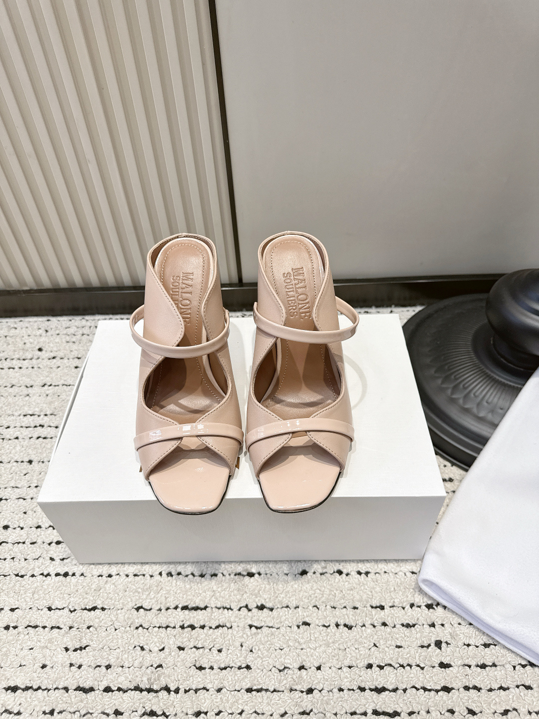 NO:902418,Malone Souliers high-heeled sandals, outer wear Mule slippers for women, high-heeled sandals, cross ribbon design, simple yet romantic, square toe version is more tolerant of the foot shape. The high heels are elegant and not tiring, and can be worn at weddings, dinners, and dates to create a sense of atmosphere. A multi-wear shoe, perfect with wedding dresses and dresses, a proper banquet shoe. ■Calfskin upper ■Lambskin lining ■Genuine leather outsole  ■size35-39 (40.41. Customized, non-refundable), high heels and slippers, high heels, slippers, skirts, cowhide, sheepskin, Leather soles19860909Malone Souliers高跟凉拖 外穿穆勒拖鞋女 高跟拖 交叉缎带设计,简约又不失浪漫,方头版型更包容脚型. 高跟优雅不累脚,婚礼、晚宴、约会穿氛围感直接拉满. 一鞋多穿,配婚纱、小礼裙都绝美,妥妥的宴会战鞋. ■鞋面小牛皮 ■内里小羊皮 ■鞋底真皮大底 ■size35-39（40.41.定做不退换）,高跟鞋拖鞋,high heels,slippers,skirts,cowhide,sheepskin,Leather soles,Women's Shoes