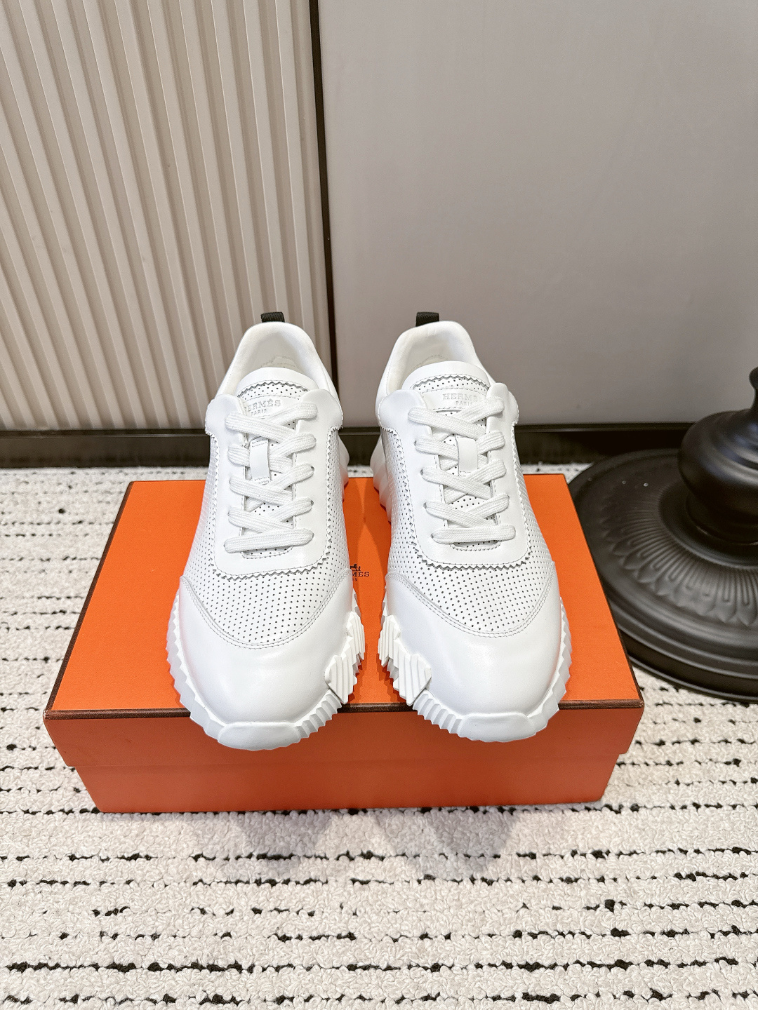 NO:902386,Men's Hermes' latest retro-style H casual sneakers 26ss are made with the ultimate craftsmanship and are new at the counter at the same time. Every detail of the shoes is made with special care and is quite eye-catching. The elegant splicing elements highlight the good temperament!  The classic version is upgraded with exquisite color matching, adding a casual atmosphere, and exquisite lines, which can better reflect the family-style design language. Interspersed with exquisite lines, it perfectly fits the foot shape, naturally outlines the fashionable outline, achieves a visual impact, and fully interprets a different sports style!  ■Material: Imported cowhide and cowhide ■Feet: cowhide, comfortable to the feet ■Outsole: Original outsole, non-slip and wear-resistant ■Size women's 35-40 39-45, casual shoes/sports shoes, hermes, hermes, sneakers, cowhide19860909男 Hermes 爱马仕 最新款复古风H休闲运动鞋 26ss 工艺极致,同步专柜上新.鞋子的每一个细节都特别用心,相当惹眼,雅致的拼接元素,凸显不俗的气质！ 经典版型升级 精致配色,增添休闲的气息,精致的线条,无形之中能够更好体现出家族式的设计语言,穿插精致的线条 完美契合脚型,自然的勾勒出时尚的轮廓,达到视觉上的冲击效果,充分演绎不一样的运动风格！ ■面料 : 进口牛皮 牛绒 ■垫脚 : 牛皮,脚感舒适 ■大底 : 原版大底,防滑耐磨 ■码数女35-40 39-45,休闲鞋/运动鞋,hermes,hermes,sneakers,cowhide,Women's Shoes