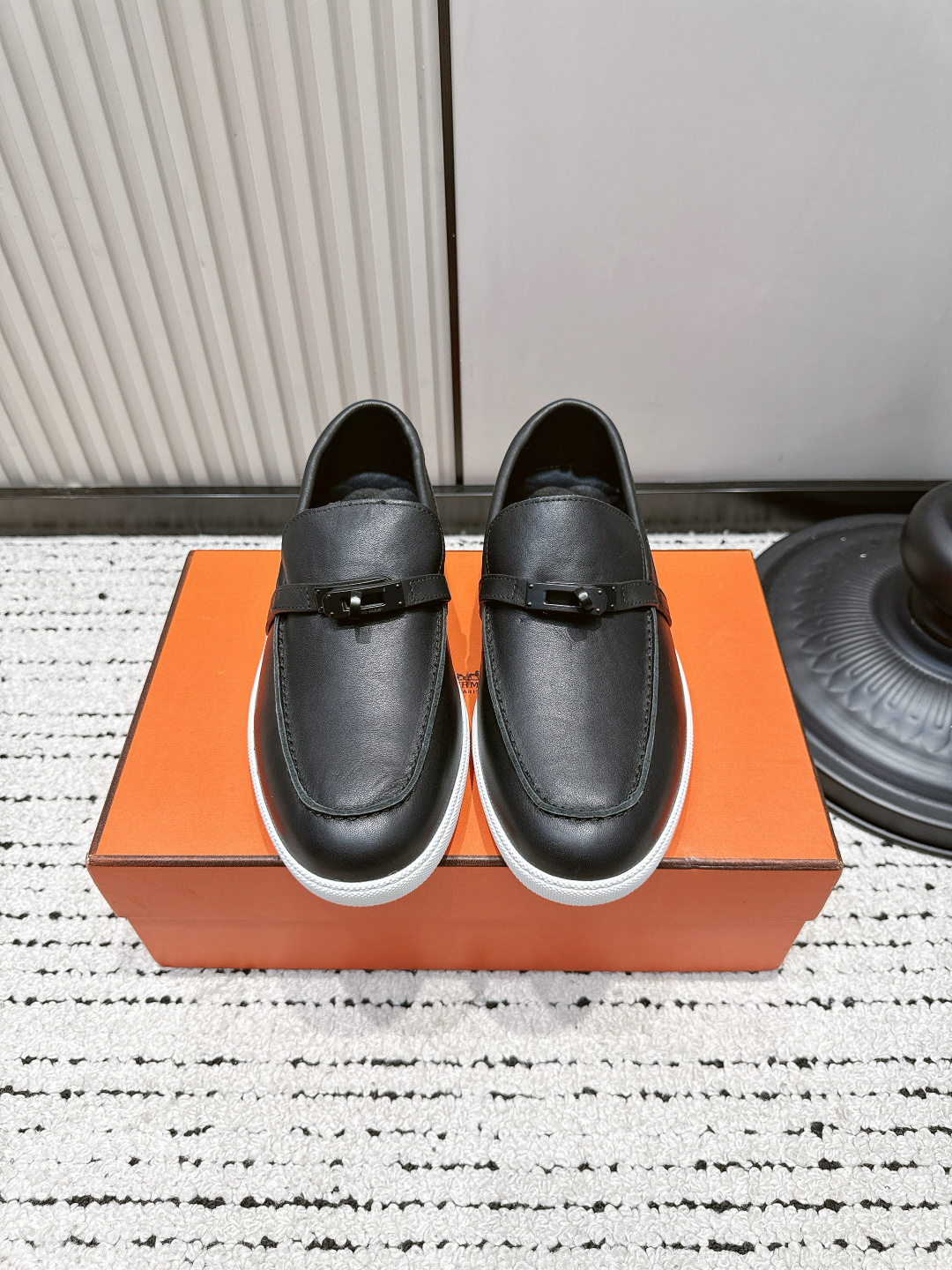NO:902379,Men's 10 Couple Model Hermes 2026 new old-money style kelly buckle casual shoes. The craftsmanship is exquisite, and it is new at the counter at the same time. Every detail of the shoes is paid special attention to, it is quite eye-catching, and the elegant splicing elements highlight the good temperament!  The classic version is upgraded with exquisite color matching, adding a casual atmosphere, and exquisite lines, which can better reflect the family-style design language. Interspersed with exquisite lines, it perfectly fits the foot shape, naturally outlines the fashionable outline, achieves a visual impact, and fully interprets a different sports style!  Fabrics: imported cowhide, cowhide, cowhide for foot pads, comfortable on the feet, original outsole, non-slip and wear-resistant!  ■Cow suede upper ■Size women's 35-40 39-45, loafers, hermes, hermes, loafers, cowhide19860909男10情侣款 Hermes 爱马仕2026 新款老钱风kelly扣休闲鞋 工艺极致,同步专柜上新.鞋子每个一个细节都特别用心,相当惹眼,雅致的拼接元素,凸显不俗的气质！ 经典版型升级 精致配色,增添休闲的气息,精致的线条,无形之中能够更好体现出家族式的设计语言,穿插精致的线条 完美契合脚型,自然的勾勒出时尚的轮廓,达到视觉上的冲击效果,充分演绎不一样的运动风格！ 面料进口牛皮 牛绒 垫脚牛皮,脚感舒适,原版大底,防滑耐磨！ ■鞋面牛反绒 ■码数女35-40 39-45,乐福鞋,hermes,hermes,loafers,cowhide,Women's Shoes