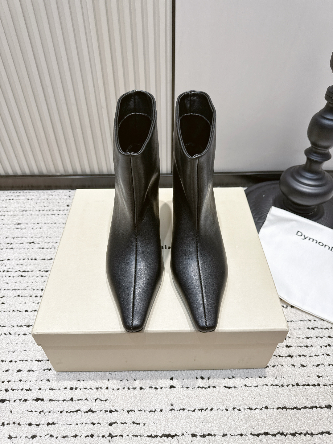NO:904573,DYMONLATRY metal special-shaped thick heel short boots for women, autumn and winter pointed toe pile boots. I am obsessed with these short boots!  The straight sleeve design makes it super easy to put on and take off without zippers. The metal gold heel breaks the dullness and is a niche style. The matte black suede is low-key and high-end. The pointed toe elongates the calf line, and even a small person can wear long legs. The atmosphere of autumn and winter is fully supported by these boots. ■Cow leather upper ■Sheepskin lining19860909DYMONLATRY 金属异形粗跟短靴女秋冬尖头堆堆靴 被这双短靴狠狠拿捏住了！ 直筒套筒设计,不用拉拉链穿脱超方便 金属金跟打破沉闷,小众不撞款 哑光黑麂皮低调又高级 尖头拉长小腿线条,小个子也能穿出大长腿 秋冬氛围感全靠这双靴子撑起来 ■鞋面牛皮 ■内里羊皮 ■size35-39（40定做不退换）,靴子,boots,cowhide,sheepskin,chamois leather,Women's Shoes