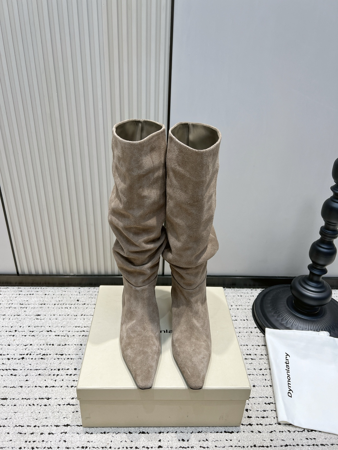 NO:904581,Dymonlatry pointed toe stacked boots for women. Golden special-shaped thick heel nubuck leather pleated tall knight boots. Who can resist this pair of stacked boots with a sense of laziness? The pleated boots are casual and loose, and the pointed toe lengthens the leg line. The golden special-shaped metal heel is low-key and dignified. The matte sheep suede fabric has a full texture. It goes well with coats, jeans, and skirts. The heroine has a stable autumn and winter atmosphere. ■Nubuck leather upper  ■Sheepskin lining ■size35-39 (40 custom made, non-returnable), boots, boots, skirts, jeans, sheepskin19860909Dymonlatry尖头堆堆长靴女 金色异形粗跟磨砂皮褶皱高筒骑士靴 谁能拒绝这双慵懒感拉满的堆堆长靴 褶皱靴筒随性松弛,尖头拉长腿部线条 金色异形金属跟,低调又显贵 磨砂羊反绒面料,质感直接拉满 搭配大衣、牛仔裤、半身裙都超绝 大女主秋冬氛围感稳稳拿捏 ■鞋面磨砂皮 ■内里羊皮 ■size35-39（40定做不退换）,靴子,boots,skirts,jeans,sheepskin,Women's Shoes