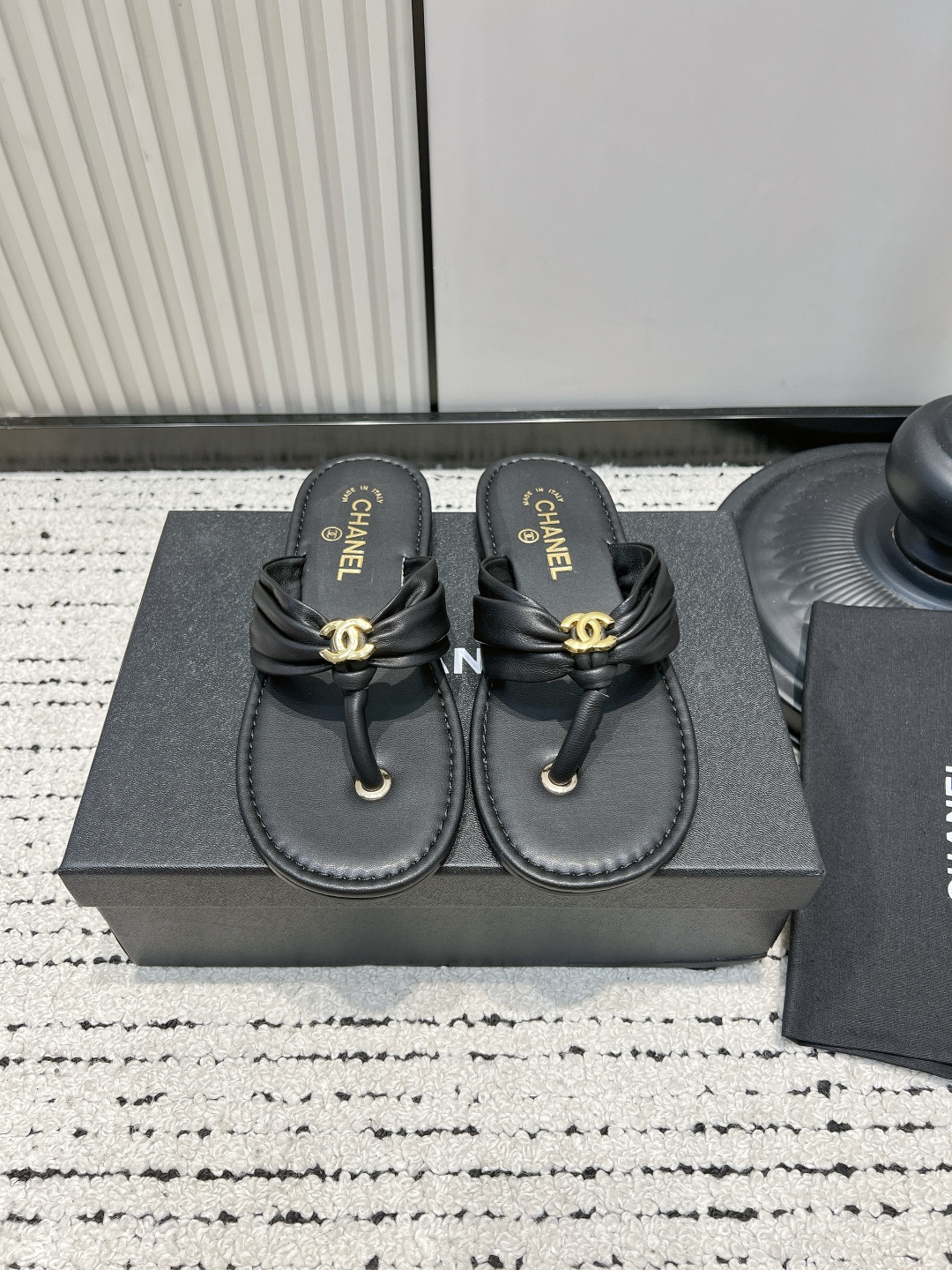 NO:904566,Chanel's new early spring flip-flops 26ss Double C flip-flops | Spring and summer wear artifacts, classic double C elements + minimalist flip-flops design, full of high-end feel, soft-soled upper, comfortable on the feet without grinding, long-term wear without burden. A variety of colors cover all styles, the gilded style is noble and popular, the milk white style is gentle and versatile, and the classic black will never go out of style.  For the beach, daily life, and commuting, one pair will take care of you all spring and summer. The beauty and comfort are both online. You can close your eyes without stepping on thunder. ■Sheepskin upper ■Sheepskin lining ■Genuine leather outsole ■Size 35-41 (40.41. Customized size cannot be returned or exchanged), split-toe shoes, chanel, sheepskin, Leather soles19860909Chanel 早春新款夹脚凉拖26ss 双C夹脚凉拖｜春夏穿搭神器经典双C元素+极简夹脚设计,高级感拉满,软底鞋面,上脚舒适不磨脚,久穿无负担.多种配色承包所有风格鎏金款贵气炸场,奶白款温柔百搭,经典黑永不过时. 海边、日常、通勤,一双承包你整个春夏,颜值与舒适感双在线,闭眼入不踩雷. ■鞋面羊皮 ■内里羊皮 ■大底真皮大底 ■size35-41码（40.41.码定制不退换）,分趾鞋,chanel,sheepskin,Leather soles,Women's Shoes