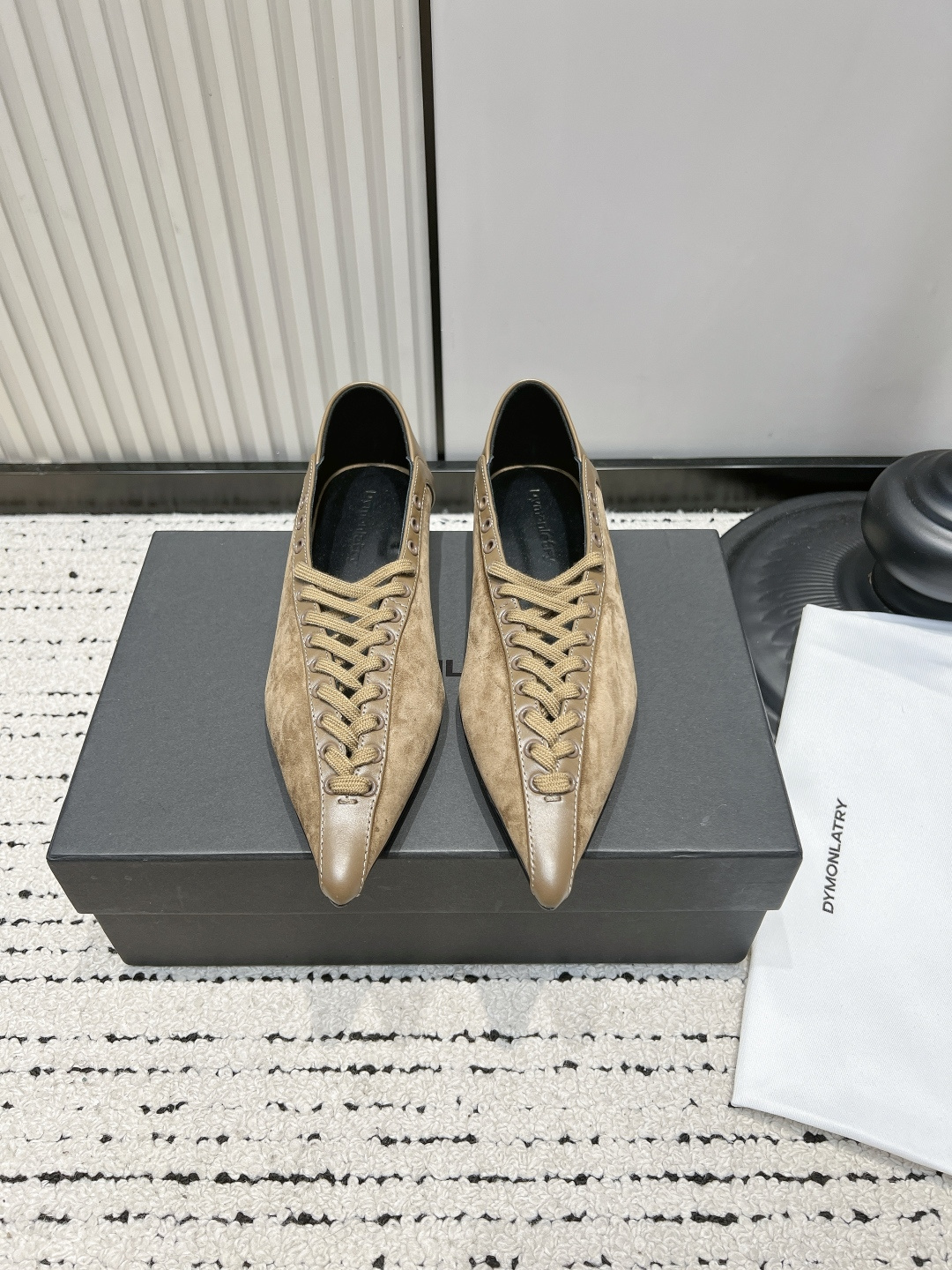 NO:904559,Dymonlatr* new summer flat shoes with pointed toe straps 26ss are old pointed toe strapped stiletto shoes with a retro dark and cool atmosphere. The sharp and slender pointed toe shoe shape is matched with a cross strap design on the forefoot. The upper is made of retro distressed pleated leather. The side metal air holes fix the shoelaces. The front lace structure can be freely adjusted for tightness, adapting to various foot types, both wide and narrow.  Suitable for all retro, minimalist, and dark styles in the wardrobe, regardless of style, taking into account niche looks and daily practicality. If you want a pair of shoes with a cool retro atmosphere and unique niche temperament, this series of distressed pointed-toe strappy shoes are a must-have item for niche shoe cabinets. ■Sheep suede/cowhide upper ■Sheepskin lining ■Rubber outsole  ■size 35-41 (customized sizes 40 and 41 are non-refundable), single shoes, cowhide, sheepskin19860909Dymonlatr* 夏季新款尖头绑带平底单鞋 26ss 自带复古暗黑冷调氛围感的做旧尖头绑带细跟单鞋,尖锐修长尖头鞋型搭配前掌交叉绑带设计,鞋面采用复古做旧褶皱皮革打造,侧边金属气眼固定鞋带,前系带结构可自由调节松紧,适配宽窄各类脚型. 适配衣柜里所有复古、极简、暗黑系穿搭不挑穿搭风格,兼顾小众颜值与日常实穿性,想要一双兼具冷调复古氛围感、小众独特的气质单鞋,这款做旧尖头绑带单鞋系列是鞋柜小众刚需单品. ■鞋面羊反绒/牛皮 ■内里羊皮 ■大底橡胶大底 ■size35-41码（40、41码定制不退换）,单鞋,cowhide,sheepskin,Women's Shoes