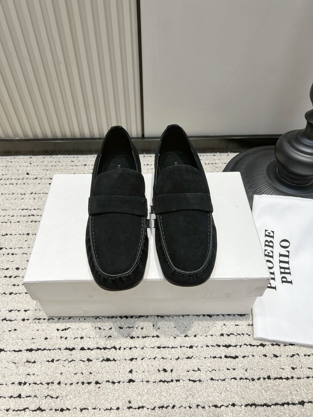 NO:904552,PHOEBE PHILO Hand-pleated square-toe loafers, low heels, two-wear half-drag flat shoes, old money-style loafers, hand-pleated uppers, natural texture is so flavorful, a shoe that can be worn twice, can be used for serious commuting, or can be used as a semi-drag by stepping on the heel. The whole piece of soft cowhide, soft and waxy on the feet, will not wear your feet. Flat low heels, you will not be tired after commuting all day long.  It looks great with suits, jeans, and skirts, low-key and elegant ■Cow leather upper ■Sheepskin lining ■Outsole Rubber outsole ■size 35-39 (40 custom made, non-refundable), loafers, loafers, skirts, jeans, business suit, cowhide, sheepskin19860909PHOEBE PHILO 手工捏褶方头乐福鞋 一脚蹬低跟两穿半拖平底单鞋 老钱风本命乐福鞋 鞋面手工打褶,自然肌理太有味道 一鞋两穿,既能正经通勤,又能踩后跟当半拖 整张软牛皮,上脚软糯不磨脚 平底低跟,通勤暴走一整天都不累 配西装、牛仔裤、半裙都很绝,低调又显贵 ■鞋面牛皮 ■内里羊皮 ■大底橡胶大底 ■size35-39（40定做不退换）,乐福鞋,loafers,skirts,jeans,business suit,cowhide,sheepskin,Women's Shoes