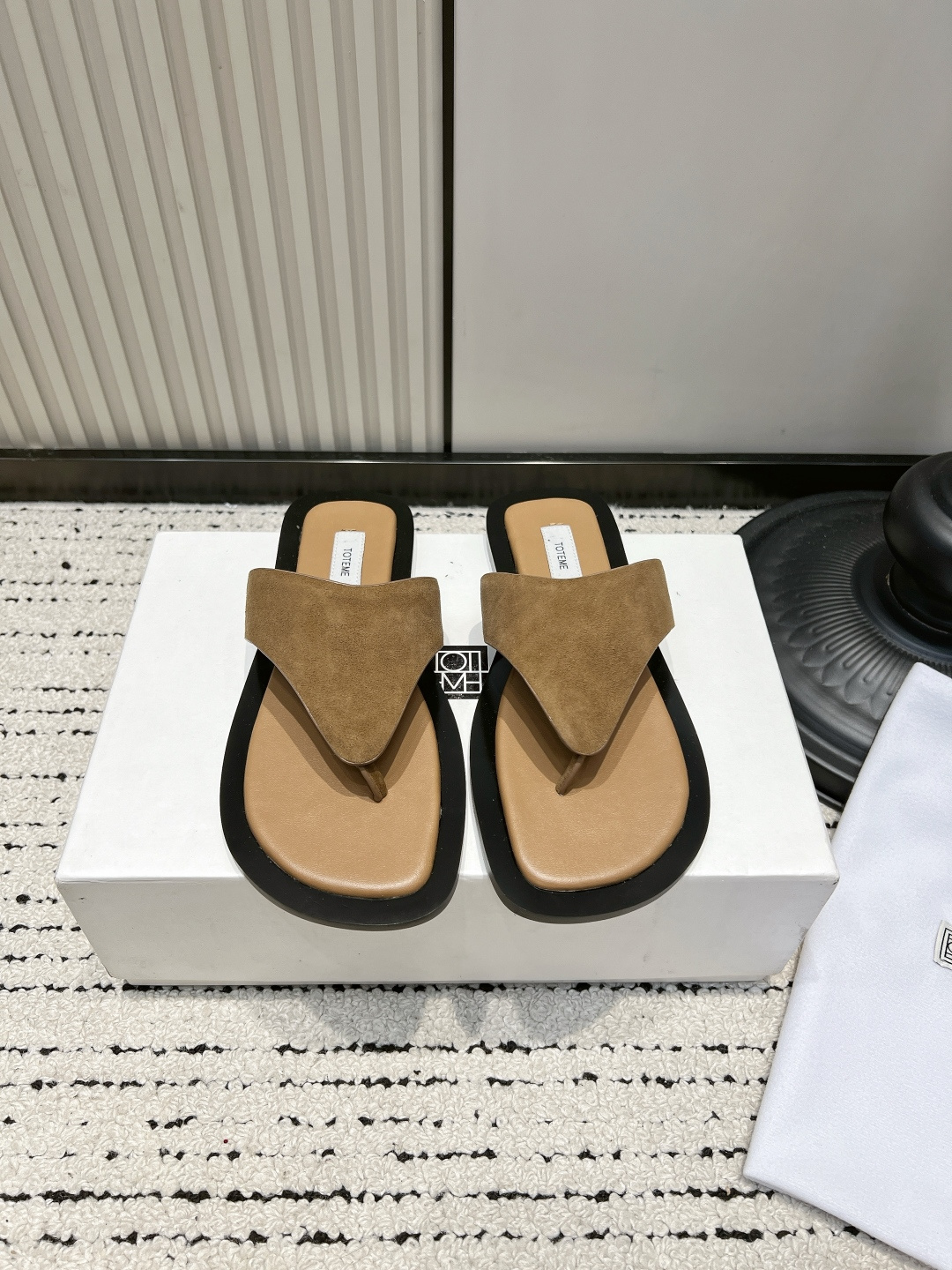NO:904545,Toteme square-toed flip-flops for women. Flat-soled genuine leather niche holiday slippers worn outside flip-flops. Flip-flops are just needed in the old money style summer. Neat and large square toe, changing the cheap feeling of ordinary flip-flops. The upper is made of suede, matte and high-end without being exaggerated. Genuine flat soles, the feet feel soft and not tiring. They can be worn for daily outings and beach vacations. Pair them with wide-leg pants and long skirts to create a lazy atmosphere. ■Suede upper  ■Foot-padded cowhide ■Outsole genuine leather outsole ■size35-39 (40 is custom-made and non-refundable), split-toe shoes, flats, slippers, skirts, cowhide, chamois leather, Leather soles19860909Toteme方头人字拖女 夹脚凉拖外穿平底真皮小众度假拖鞋 老钱风夏日刚需人字拖 利落大方头,一改普通人字拖的廉价感 鞋面麂皮材质,哑光高级不浮夸 真皮平底鞋底,脚感软糯不累脚 日常出街、海边度假都能穿 搭配阔腿裤、长裙慵懒氛围感直接拉满 ■鞋面麂皮 ■垫脚牛皮 ■大底真皮大底 ■size35-39（40定做不退换）,分趾鞋,flats,slippers,skirts,cowhide,chamois leather,Leather soles,Women's Shoes