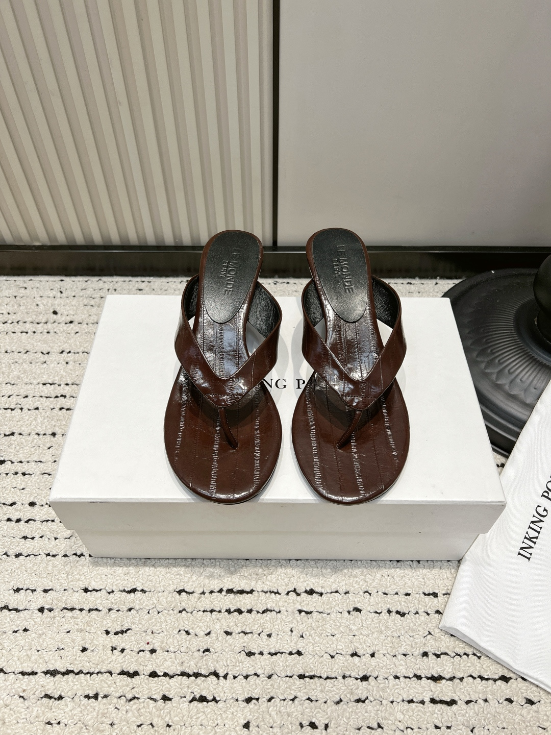 NO:904542,INKING POT niche arch wedge flip-flops Embossed cowhide holiday flip-flops The embossed eel leather has a high-end texture, and the shiny leather looks noble. The curved arch wedge gently elongates the calf line and makes walking stable without spraining the feet. The flip-flop version is lazy and a little sexy. It looks great with jeans, suspenders, and wide-leg pants. It can be worn on summer vacations and daily outings, and it directly adds to the atmosphere.  ■size35-39 (40 is custom-made and cannot be returned or exchanged), split-toe shoes, skirts, jeans, cowhide19860909INKING POT小众拱桥坡跟夹趾拖 压纹牛皮度假外穿人字拖 鳗鱼皮压纹自带高级肌理感,亮面皮质显贵气 弧形拱桥坡跟,悄悄拉长小腿线条,走路稳当不崴脚 夹趾人字拖版型,慵懒又带点小性感 配牛仔裤、吊带裙、阔腿裤都很出片 夏日度假、日常出街都能穿,氛围感直接拉满 ■size35-39（40定做不退换）,分趾鞋,skirts,jeans,cowhide,Women's Shoes