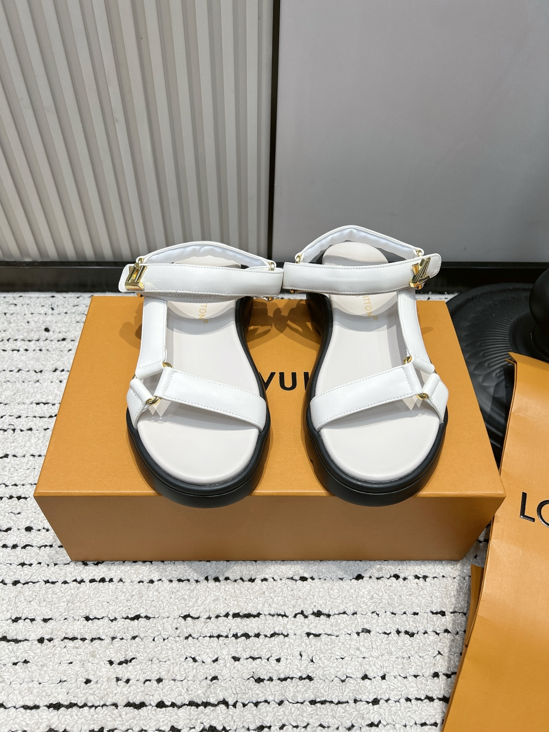 NO:904533,LV Louis Vuitton Donkey Velcro presbyopic thick-soled sandals LV Isola sandals are made of high-quality calfskin and are matched with the classic metal LV logo. They are simple and recognizable. The rubber soles are non-slip and super comfortable for daily wear. The double buckle design is adjustable and suitable for various foot types. The overall style is casual and versatile, suitable for going out or on vacation in summer. The insole is soft, and you will not feel tired after walking for a long time. It is a high-end sandal with both function and fashion!  Size: Women's 35-39 (customized at 40.41), sandals, louis vuitton, louis vuitton, louis vuitton, sandals, cowhide19860909LV路易威登 驴牌魔术贴老花厚底凉鞋 LV Isola凉鞋,选用优质小牛皮,搭配经典金属LV标志,简约又有辨识度.橡胶鞋底防滑,日常穿着超舒适.双带扣设计,松紧可调,适合各种脚型.整体风格休闲百搭,夏季出街或度假都很合适 .鞋垫柔软,长时间走路也不累,是功能与时尚兼具的高端凉鞋！ Size:女款35-39（40.41定做）,凉鞋,louis vuitton,louis vuitton,louis vuitton,sandals,cowhide,Women's Shoes