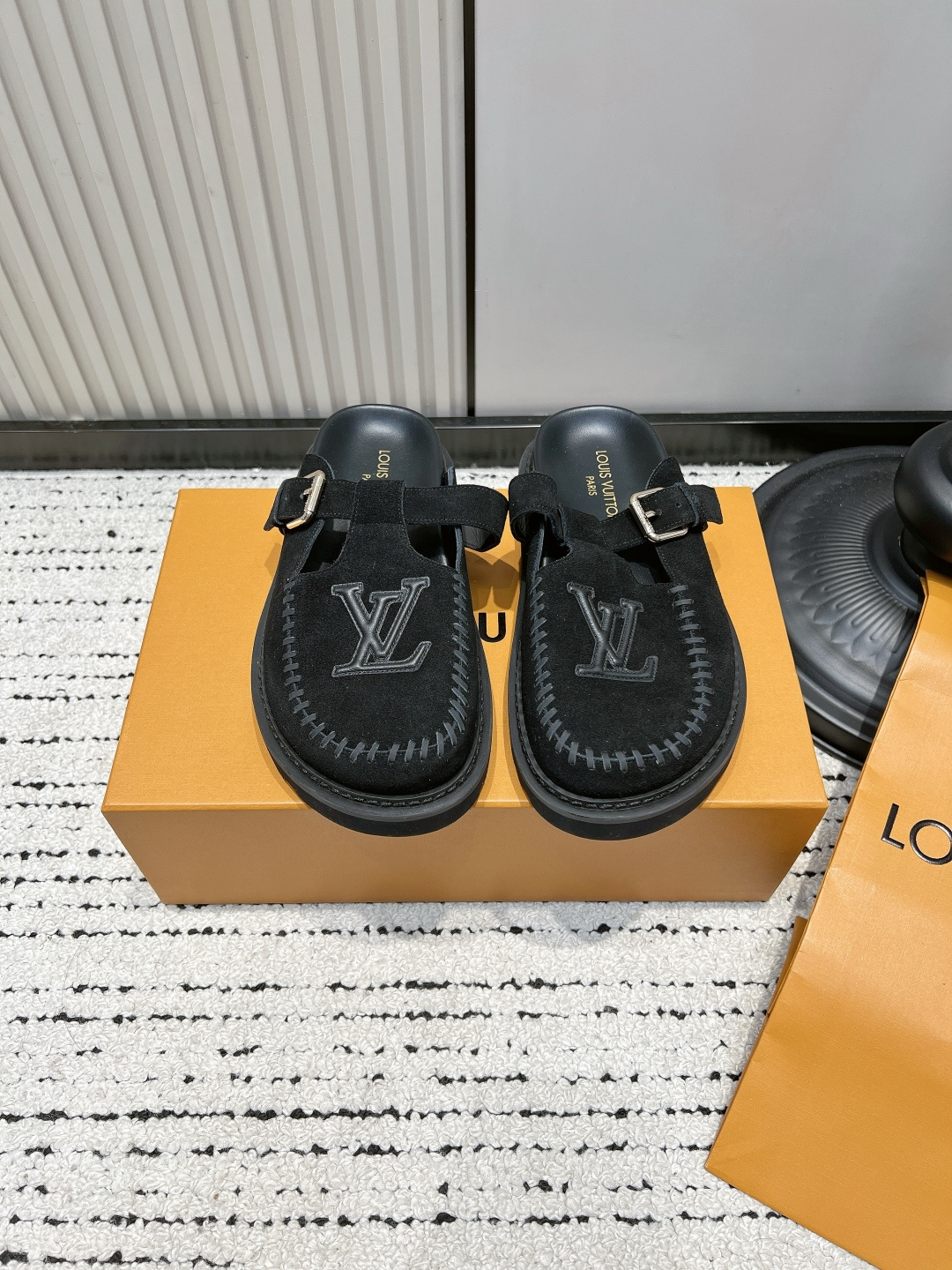 NO:904527,Louis Vuitton Presbyopia Birkenstock Half Drag for Women Baotou Muller Slippers Genuine Leather Thick Sole One-Buckle Birkenstock Sandal for Lazy Outer Presbyopia Birkenstock Half Drag  The heelless Muller version is perfect for lazy people to slip on when going out. It is very expensive when paired with jeans, shorts, and skirts, and is perfect for commuting and shopping. ■size 35-39 (40.41 custom-made, non-refundable), half drag, louis vuitton, slippers, skirts, shorts, jeans19860909Louis Vuitton 老花博肯半拖女 包头穆勒拖鞋真皮厚底一字扣懒人外穿勃肯凉拖 老花勃肯半拖真的太有格调了 经典满印老花面料,复古氛围直接拉满 立体刺绣大logo,质感高级又低调 T型一字扣带,穿脱方便还能固定脚型 厚底橡胶鞋底,脚感软糯还能悄悄增高 无后跟穆勒版型,懒人出门一脚蹬 搭配牛仔裤、短裤、半身裙都超显贵,通勤逛街两不误 ■size35-39（40.41定做不退换）,半拖,louis vuitton,slippers,skirts,shorts,jeans,Women's Shoes