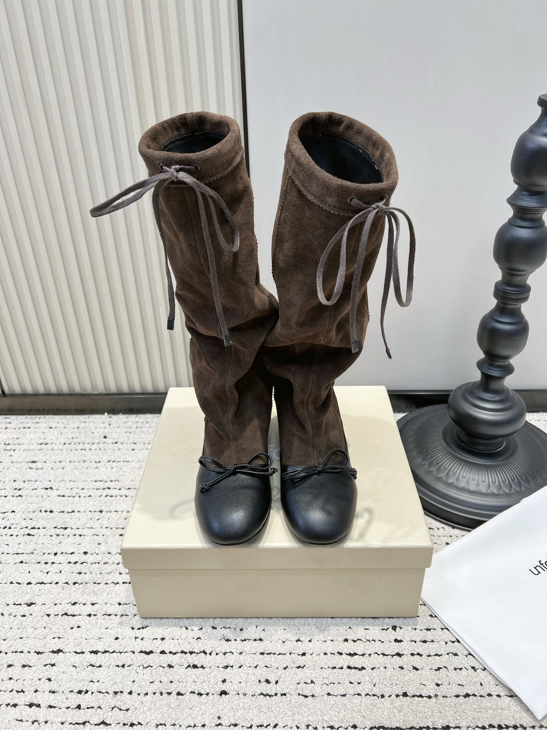 NO:921447,Unfolio Bow Pile Boots for Women Autumn and Winter New Genuine Leather Heightened Rider Boots Soft Leather High Boots This year I finally found the boots of this year. Unfolio's bow pile boots are really good at aesthetics. They are made of soft black genuine leather, and the leather is super fine. The natural wrinkles are worn in the design, and the casual feeling is full~ The boot opening can be adjusted with laces, which can tighten the opening or create a lazy and slumped effect.  The double bow details on the toe + boot body are gentle and have a French girlish feel. The invisible inner heightening design quietly lengthens the leg line and is friendly to small people!  The flat top is very comfortable for walking, and there is no pressure when walking. It is very suitable for pairing with jeans, skirts, and coats. It can directly capture the atmosphere of autumn and winter, and can be used for daily commuting/dating. It is a must-have item in autumn and winter all year round, so you can buy it with your eyes closed!  ■Cow leather for upper ■Sheep leather for lining ■Genuine leather for outsole ■size 35-39 (40 custom made, non-returnable), boots, boots, skirts, jeans, cowhide, sheepskin19860909Unfolio蝴蝶结堆堆长靴女秋冬新款真皮内增高褶皱骑士靴软皮高筒靴 今年本命靴子终于挖到啦 Unfolio这款蝴蝶结堆堆靴真的长在审美上 通体软糯的黑色真皮,皮质超细腻 自然褶皱做旧设计,随性松弛感拉满～ 靴口可系带调节,既能收紧筒口,也能做慵懒垮垮效果 鞋头+靴身双蝴蝶结细节,温柔又带点法式少女感 隐形内增高设计,悄悄拉长腿部线条,小个子友好！ 平底上脚走路巨舒服,暴走无压力 搭配牛仔裤、半身裙、大衣都超适配 秋冬氛围感直接拿捏,日常通勤/约会都可 一年四季秋冬刚需款,闭眼入不亏！ ■鞋面牛皮 ■内里羊皮 ■大底真皮 ■size35-39（40定做不退换）,靴子,boots,skirts,jeans,cowhide,sheepskin,Women's Shoes