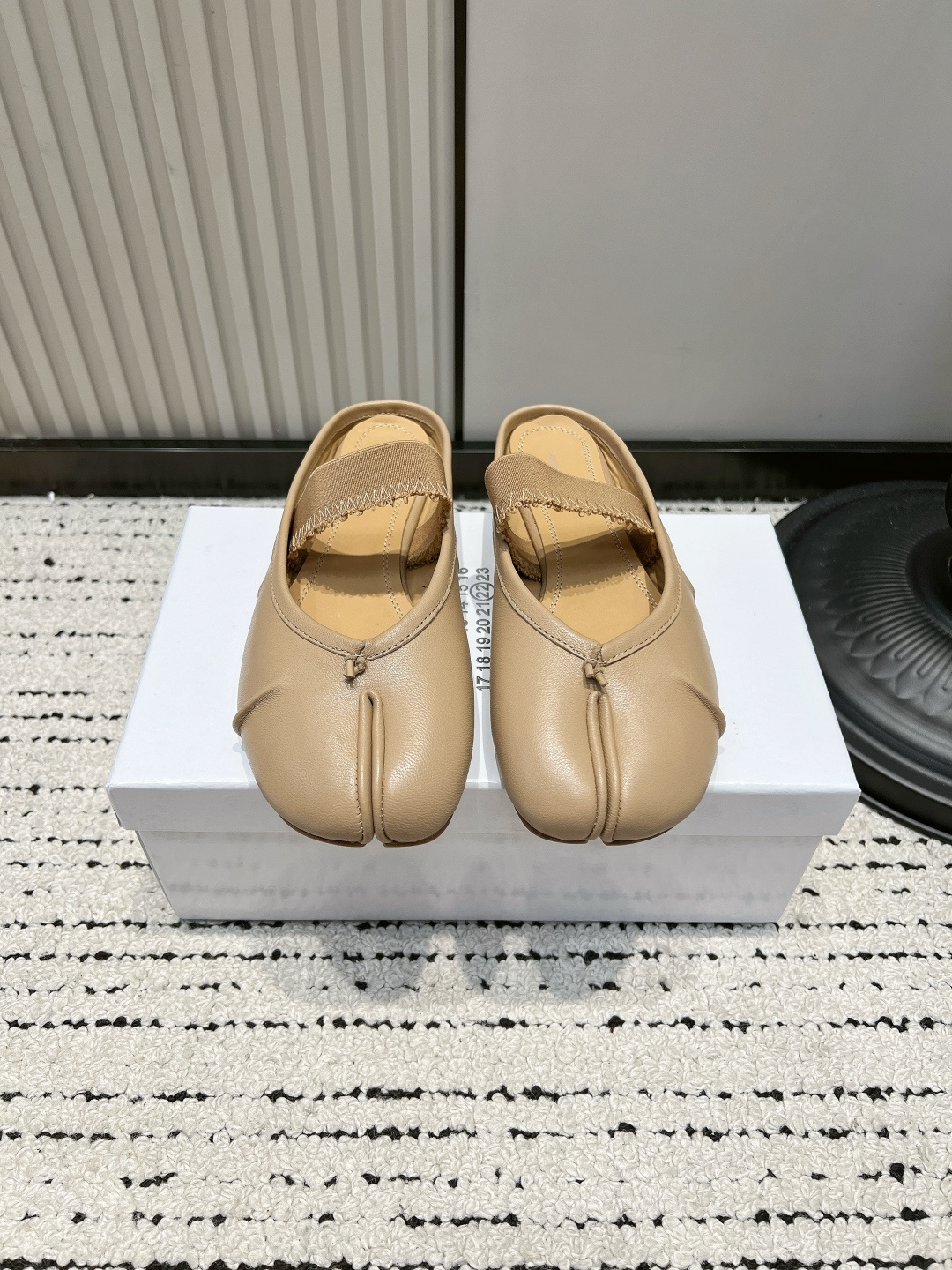 NO:921443,MM6 Maison Margiela classic split-toe half-slipper ballet shoes 26ss. Margiela designers are so talented. They use pleats as design elements to create classic new shoes. The single shoes are smart and exquisite. Match with short skirts and have sexy personality. ■Mixed soft sheepskin for the upper surface. ■Cow leather lining.  margiela,skirts,cowhide,sheepskin,Leather soles19860909MM6 Maison Margiela马吉拉经典分趾鞋半拖单鞋芭蕾鞋26ss 马吉拉设计师太有才了 采用褶皱作为设计元素打造经典新鞋品 单鞋干练精致 搭配短裙 性感个性 ■鞋面对版混种软羊皮 ■内里牛皮 ■大底意大利进口真皮大底 ■size35-40（40.定做不退换）,分趾鞋,masion margiela,masion margiela,skirts,cowhide,sheepskin,Leather soles,Women's Shoes