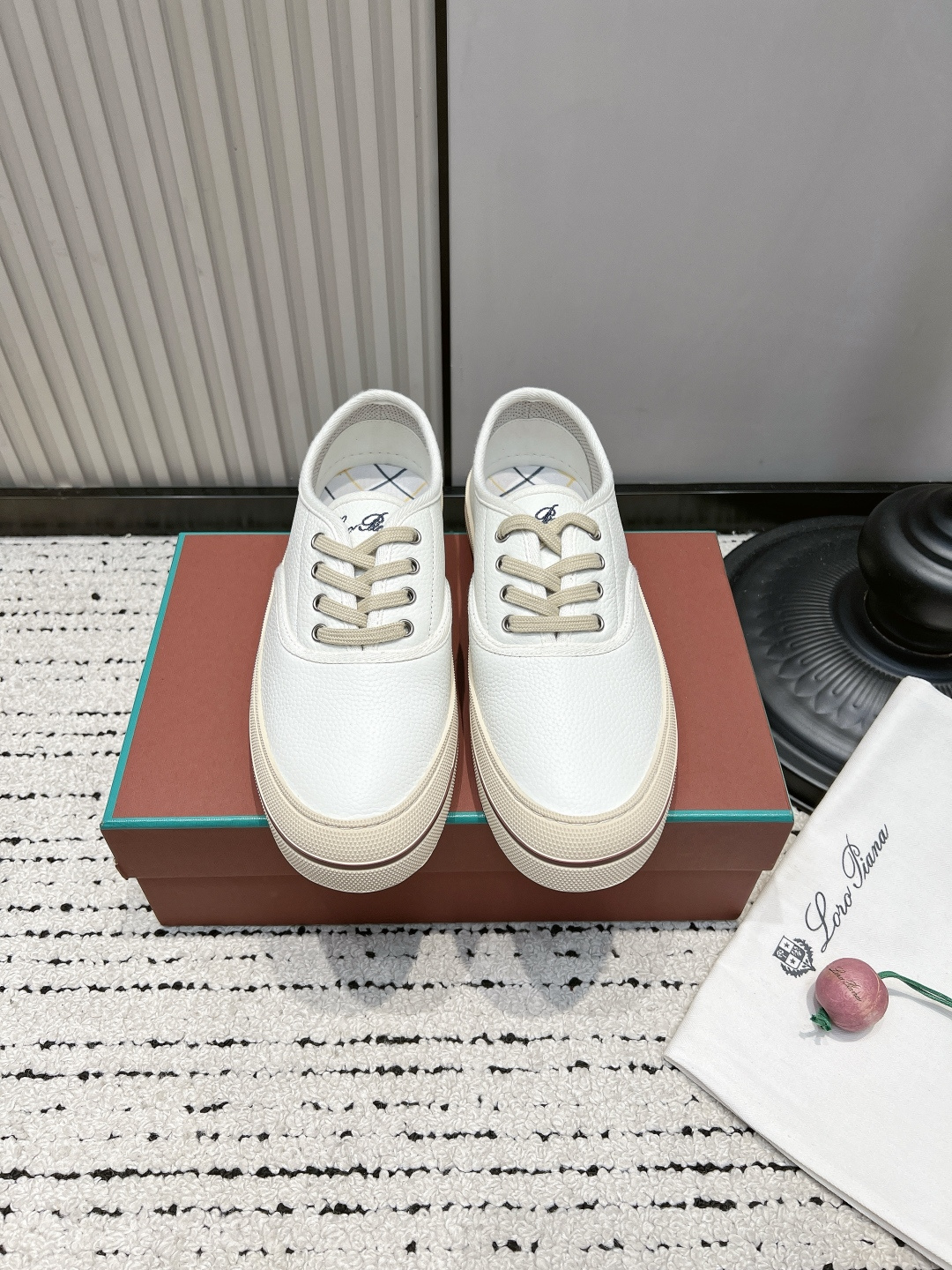 NO:921434,LoroPiana pebbled casual sneakers for women, new leather flat canvas shoes 26ss. Who can refuse this pair of LP sneakers!  The classic pebbled first-layer cowhide feels soft and delicate, and the texture is full of texture. The contrasting off-white shoe edges are matched with light beige laces, giving it a full retro atmosphere. The breathable fabric inside makes the feet not stuffy when worn for a long time. The flat-soled version has no burden when walking, and is completely OK for daily running. Simple basic style, no matter what the outfit, it can be adapted to jeans, skirts, and casual shorts.  The eye-catching ginger color is super eye-catching on the upper body in spring and summer. It is full of vitality and can directly capture the atmosphere~ It has a low-key and luxurious style, suitable for commuting, traveling, and shopping. It is versatile and durable!  ■Upper pebbled calfskin ■Lining sheepskin ■Outsole rubber outsole ■size35-40, casual shoes/sports shoes,loro piana,loro piana,sneakers,skirts,shorts,jeans,cowhide,sheepskin19860909LoroPiana荔枝纹休闲板鞋女 新款真皮平底帆布鞋26ss 谁能拒绝这双LP板鞋！ 经典荔枝纹头层牛皮,手感软糯细腻,质感直接拉满 米白撞色鞋边搭配浅米色鞋带,复古氛围感十足 内里透气织物,久穿不闷脚,平底版型走路毫无负担,日常暴走完全OK. 简约的基础款式,不挑穿搭 牛仔裤、半身裙、休闲短裤都能适配 亮眼的姜黄色,春夏上身超吸睛,活力感满满,氛围感直接拿捏～ 低调轻奢风,通勤、出游、逛街都合适,百搭耐看！ ■鞋面荔枝纹小牛皮 ■内里羊皮 ■大底橡胶大底 ■size35-40,休闲鞋/运动鞋,loro piana,loro piana,sneakers,skirts,shorts,jeans,cowhide,sheepskin,Women's Shoes