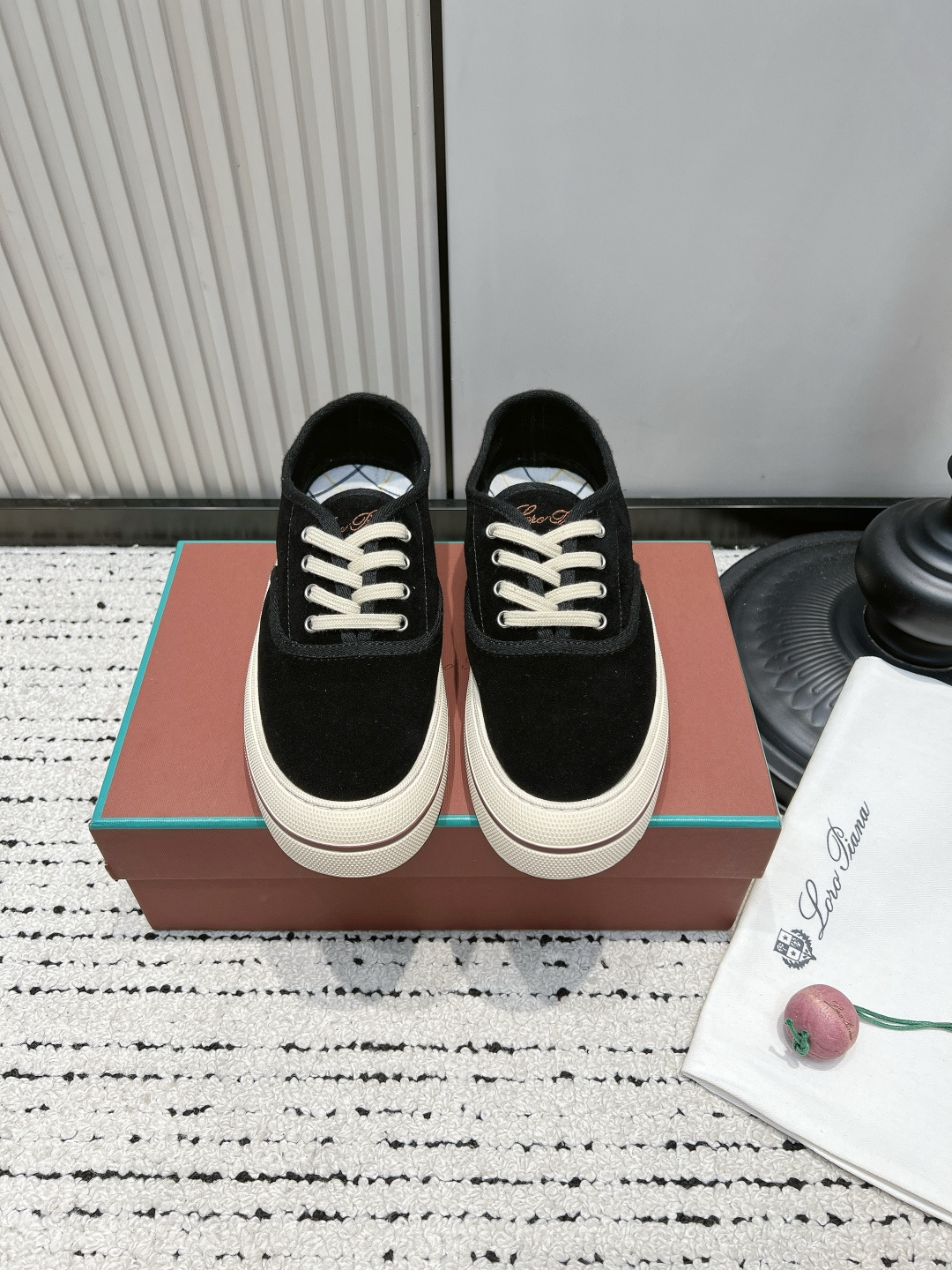 NO:921439,LoroPiana Casual Sneakers for Women New Genuine Leather Flat Canvas Shoes 26ss Who can refuse this pair of LP sneakers!  It feels soft and delicate, and the texture is straight forward. The off-white contrasting color shoe edges are matched with light beige shoelaces, which gives a full retro atmosphere. The breathable fabric inside makes the feet not stuffy when worn for a long time. The flat-soled version is no burden when walking, and it is completely OK for daily running. Simple basic style, suitable for any outfit. It can be adapted to jeans, skirts, and casual shorts. The bright ginger color is super eye-catching on the upper body in spring and summer, full of vitality, and the atmosphere can be directly grasped~  Low-key and light luxury style, suitable for commuting, traveling, and shopping, versatile and durable!  ■Upper pebbled calfskin ■Lining sheepskin ■Outsole rubber outsole ■size35-40, casual shoes/sports shoes,loro piana,loro piana,sneakers,skirts,shorts,jeans,cowhide,sheepskin19860909LoroPiana休闲板鞋女 新款真皮平底帆布鞋26ss 谁能拒绝这双LP板鞋！ 手感软糯细腻,质感直接拉满 米白撞色鞋边搭配浅米色鞋带,复古氛围感十足 内里透气织物,久穿不闷脚,平底版型走路毫无负担,日常暴走完全OK. 简约的基础款式,不挑穿搭 牛仔裤、半身裙、休闲短裤都能适配 亮眼的姜黄色,春夏上身超吸睛,活力感满满,氛围感直接拿捏～ 低调轻奢风,通勤、出游、逛街都合适,百搭耐看！ ■鞋面荔枝纹小牛皮 ■内里羊皮 ■大底橡胶大底 ■size35-40,休闲鞋/运动鞋,loro piana,loro piana,sneakers,skirts,shorts,jeans,cowhide,sheepskin,Women's Shoes