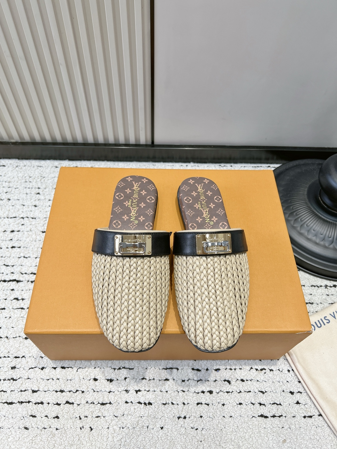 NO:921427,LV braided toe-cap half-flop women's shoes, summer new metal buckle Mule slippers 26ss. This pair of retro braided half-flop really irritates me!  The hand-woven cowhide upper is full of texture, and the texture is directly stretched, and the workmanship is exquisite and solid. With metal lock decoration, you can instantly feel the light luxury, low-key and elegant. The inside of the shoe is a classic presbyopia print, which is highly recognizable. The round toe shape is very tolerant, does not squeeze the toes, and the upper foot is modified. The flat design is soft on the foot, and there is no pressure when going shopping or commuting. Suitable for suits, jeans, dresses,  In spring and summer, you can go out quickly with one set. It is lazy and casual, and it can directly fill up the daily atmosphere. It is a must-have item for lazy people!  ■Hand-woven first-layer cowhide for the upper ■Delicate sheepskin lining ■Non-slip rubber sole ■size35-40 (custom-made for 40, non-returnable), loafers and half-slippers, louis vuitton, loafers, skirts, jeans, business suit, cowhide, sheepskin19860909LV编织包头半拖女鞋夏季新款金属扣穆勒拖26ss 这双复古编织半拖真的太戳我！ 手工编织牛皮鞋面,肌理感十足,质感直接拉满,做工精致扎实. 搭配金属锁扣装饰,轻奢感瞬间拿捏,低调显贵. 鞋内是经典老花印花,辨识度超高. 圆头版型包容性很好,不挤脚趾,上脚修饰脚型. 平底设计脚感柔软,出门逛街、通勤都毫无压力. 适配西装、牛仔裤、连衣裙, 春夏出门一套就可以快速出门,慵懒随性,日常氛围感直接拉满,懒人必备单品！ ■鞋面手工编织头层牛皮 ■内里细腻羊皮 ■鞋底防滑橡胶底 ■size35-40（40定做不退换）,乐福鞋半拖,louis vuitton,loafers,skirts,jeans,business suit,cowhide,sheepskin,Women's Shoes