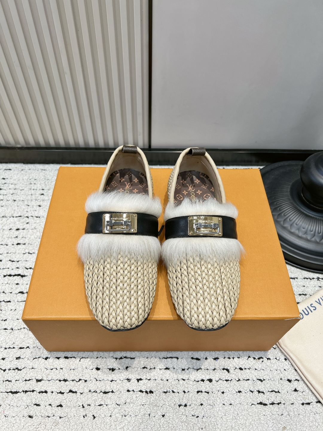 NO:921431,LV braided toe-cap single shoes for women, new summer metal buckle Mule slippers 26ss. This pair of retro braided shoes really irritates me!  The hand-woven cowhide upper is full of texture, and the texture is directly stretched, and the workmanship is exquisite and solid. With metal lock decoration, you can instantly feel the light luxury, low-key and elegant. The inside of the shoe is a classic presbyopia print, which is highly recognizable. The round toe shape is very tolerant, does not squeeze the toes, and the upper foot is modified. The flat design is soft on the foot, and there is no pressure when going shopping or commuting. Suitable for suits, jeans, dresses,  In spring and summer, you can go out quickly with one set. It is lazy and casual, and it can directly fill up the daily atmosphere. It is a must-have item for lazy people!  ■Hand-woven first-layer cowhide for the upper ■Delicate sheepskin lining ■Non-slip rubber sole ■size35-40 (custom-made for 40, non-returnable), loafers and half-slippers, louis vuitton, loafers, skirts, jeans, business suit, cowhide, sheepskin19860909LV编织包头单鞋女鞋夏季新款金属扣穆勒拖26ss 这双复古编织真的太戳我！ 手工编织牛皮鞋面,肌理感十足,质感直接拉满,做工精致扎实. 搭配金属锁扣装饰,轻奢感瞬间拿捏,低调显贵. 鞋内是经典老花印花,辨识度超高. 圆头版型包容性很好,不挤脚趾,上脚修饰脚型. 平底设计脚感柔软,出门逛街、通勤都毫无压力. 适配西装、牛仔裤、连衣裙, 春夏出门一套就可以快速出门,慵懒随性,日常氛围感直接拉满,懒人必备单品！ ■鞋面手工编织头层牛皮 ■内里细腻羊皮 ■鞋底防滑橡胶底 ■size35-40（40定做不退换）,乐福鞋半拖,louis vuitton,loafers,skirts,jeans,business suit,cowhide,sheepskin,Women's Shoes