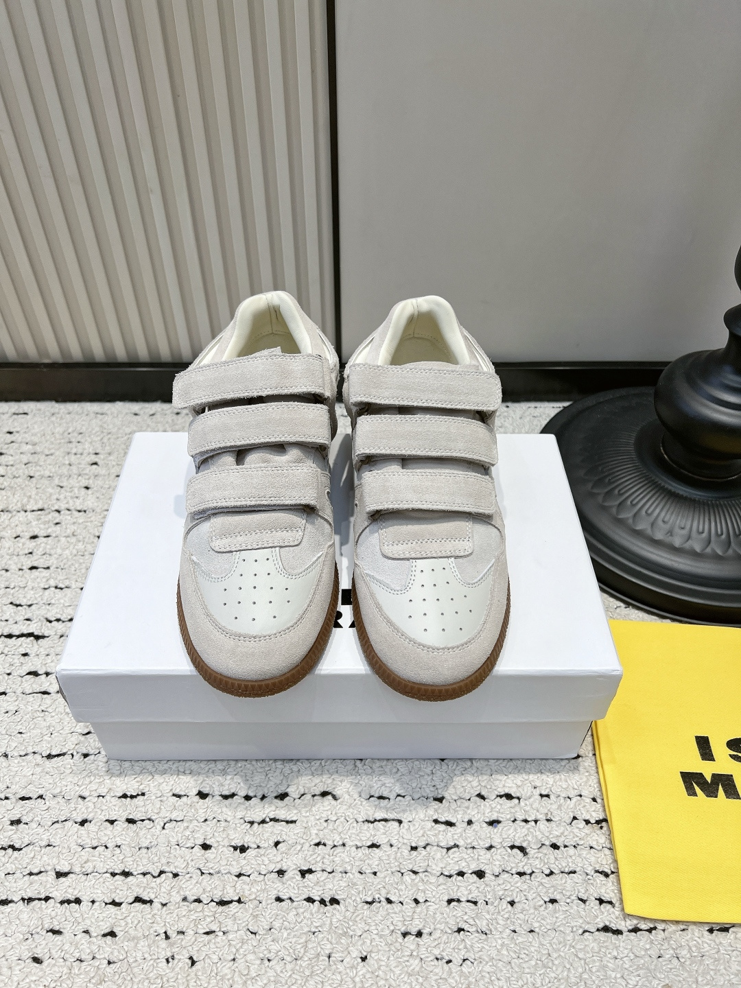 NO:921423,Lsabel.stiet Isabel 26ss spring and summer new inner heightening Velcro casual shoes. The core secret lies in the molded foam layer cleverly hidden under the insole. It is not an external bulky thick sole, but a streamlined raised structure that conforms to the arch engineering to achieve a smooth slope transition from the heel to the forefoot. This makes the heightening effect natural and silently lengthens the leg lines.  At the same time, it physically provides cushioning and rebound like walking on a soft grass slope, completely bidding farewell to the rigidity and discomfort of traditional height-increasing shoes. The shoe shape has the brand's signature micro-expansion treatment. The toe is round and full, and the shoe body gives the feet room to relax, but the overall outline is kept neat through the narrowed heel and smooth side lines. The upper is made of original imported cow suede/cowhide, and the inner lining is sheepskin. The outsole is original custom-made anti-slip rubber outsole.  Size35-39 (40 customized, non-refundable), casual shoes/sports shoes, sneakers, cowhide, sheepskin19860909Lsabel.stiet 伊莎贝尔 26ss春夏新款 内增高 魔术贴休闲鞋 其核心秘密在于巧妙隐藏于鞋垫之下的模压发泡层.并非外置的笨重厚底,而是通过符合足弓工学的流线型隆起结构,实现从脚跟到前掌的顺畅坡度过渡. 这使得增高效果如天生般自然,在视觉上无声拉长腿部线条 同时在物理上提供宛如行走于柔软草坡的缓冲与回弹,彻底告别传统增高鞋的板滞与不适. 鞋型带有品牌标志性的微膨胀处理.鞋头圆润饱满,鞋身给予双足松弛的空间,但整体轮廓通过收窄的后跟与流畅的侧身线条保持利落. 鞋面采用原版进口牛反绒/牛皮 内里垫脚羊皮 大底原版定制防滑橡胶大底 Size35-39（40定制不退换）,休闲鞋/运动鞋,sneakers,cowhide,sheepskin,Women's Shoes